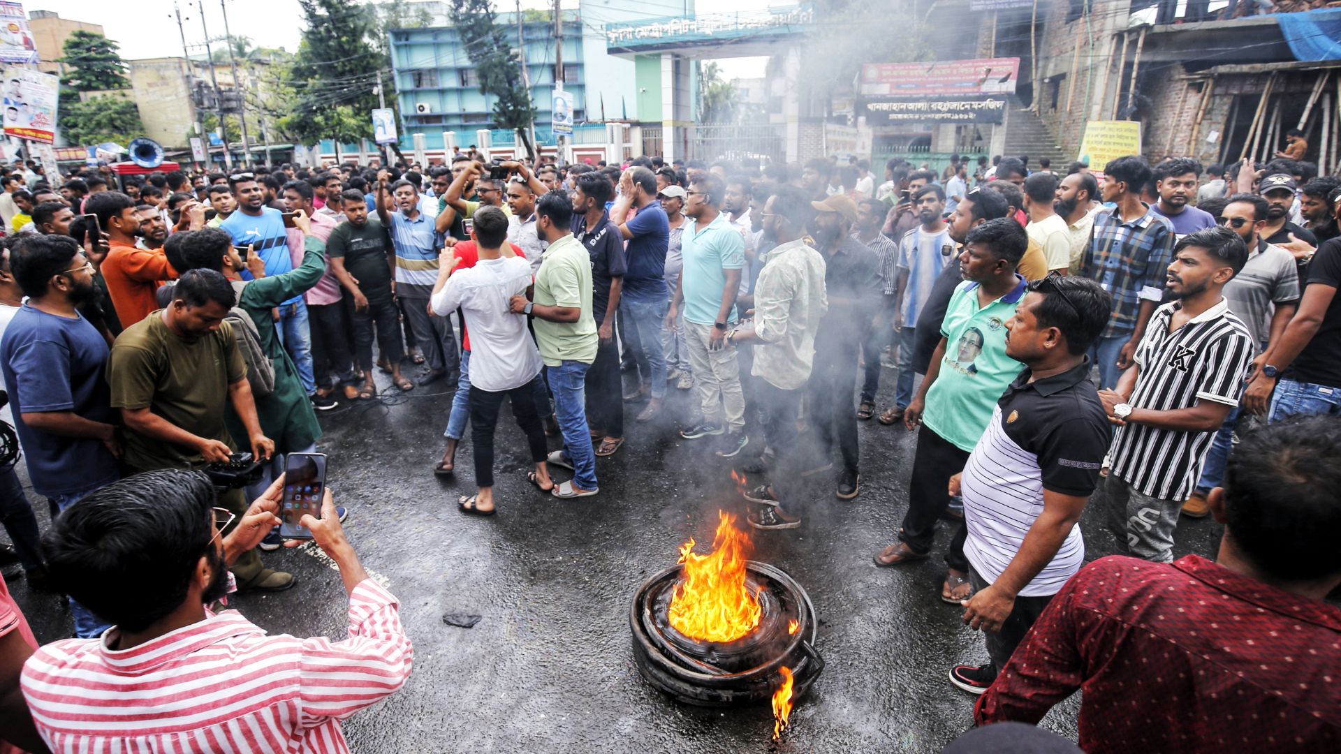কেএমপি কমিশনারের অপসারণ দাবি: চতুর্থ দিনে বিক্ষোভ-পাল্টা বিক্ষোভ