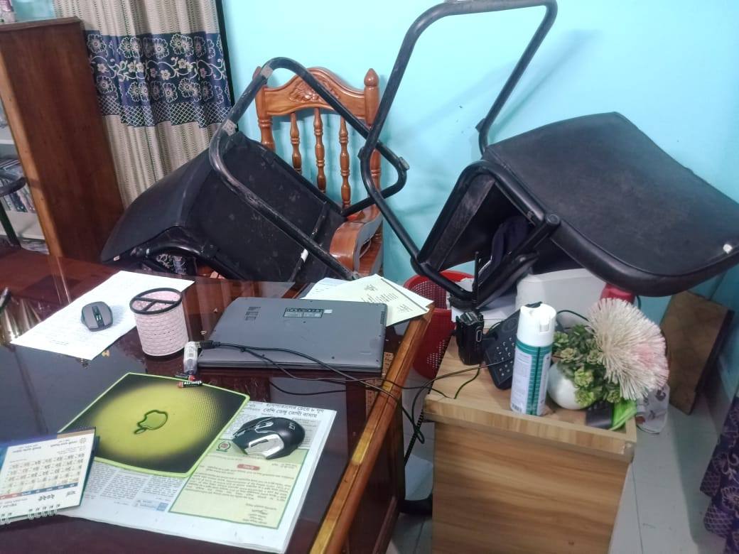 পাটগ্রাম থানায় হামলা চালিয়ে সাজাপ্রাপ্ত ২ আসামি ছিনতাই, ওসিসহ আহত ২০