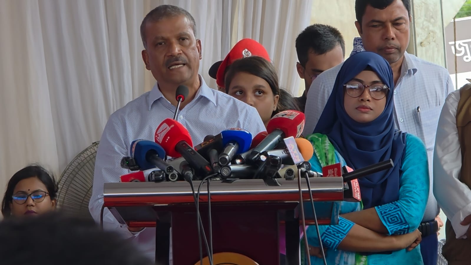 চাঁদাবাজদের বিরুদ্ধে জনগণকে ‘রুখে দাঁড়াতে’ বললেন আইন উপদেষ্টা