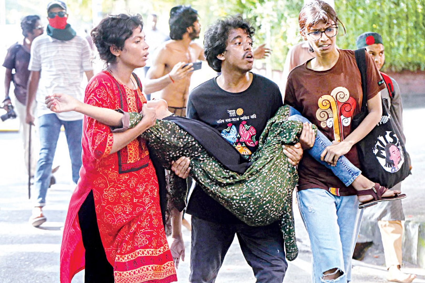 ১৫ জুলাই: ঢাবিতে বহিরাগত-অছাত্রদের এনে ছাত্রলীগের ‘পরিকল্পিত’ হামলা