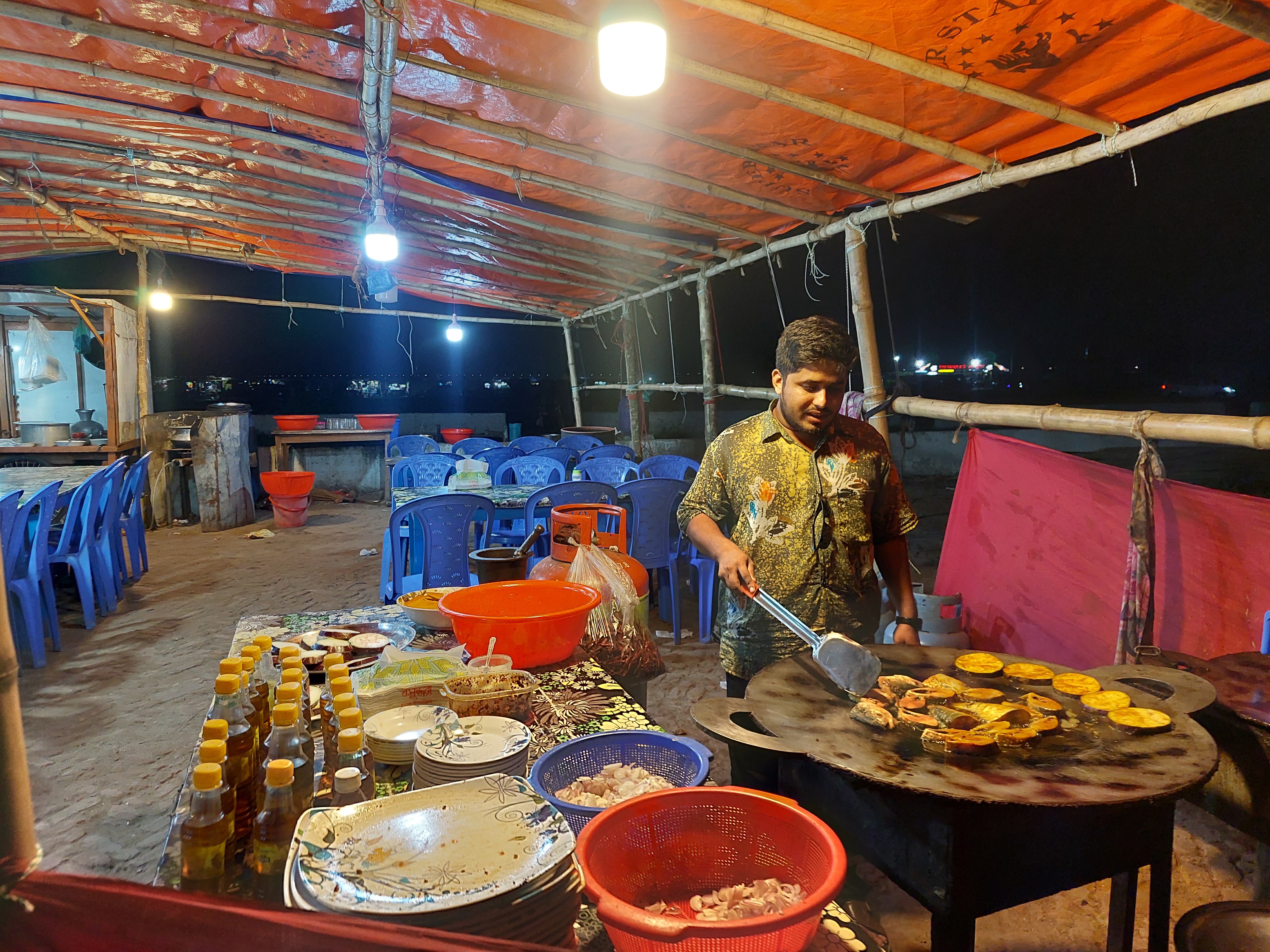 ঢাকার অদূরে পদ্মার পাড়ে বসে তাজা ইলিশ খেতে চাইলে