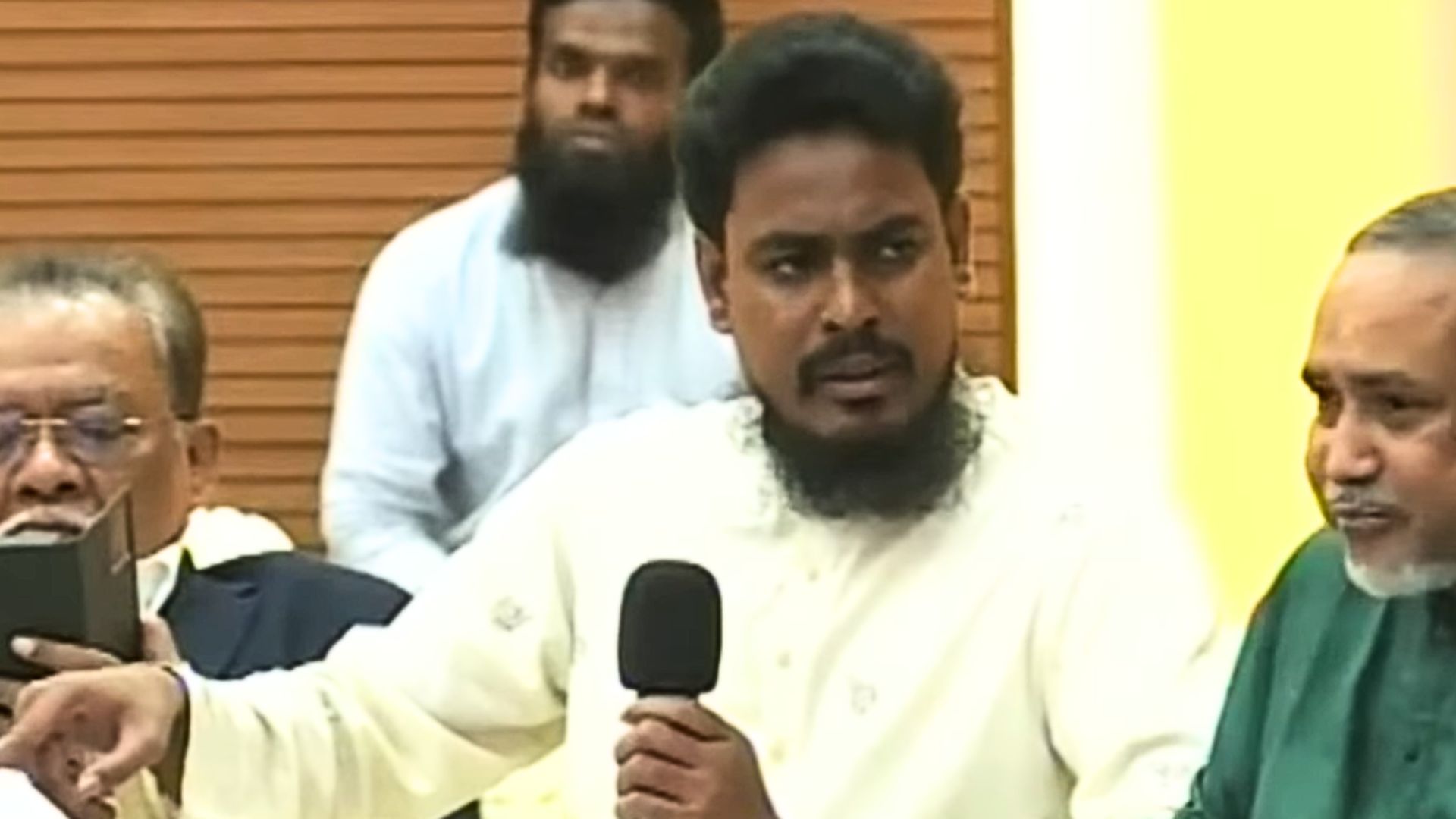 উচ্চকক্ষ নিয়ে ঐকমত্য কমিশনে উত্তপ্ত বিতর্ক-উত্তেজনা, ‘দুঃখিত’ বলার পর শান্ত হলেন এনসিপি নেতারা