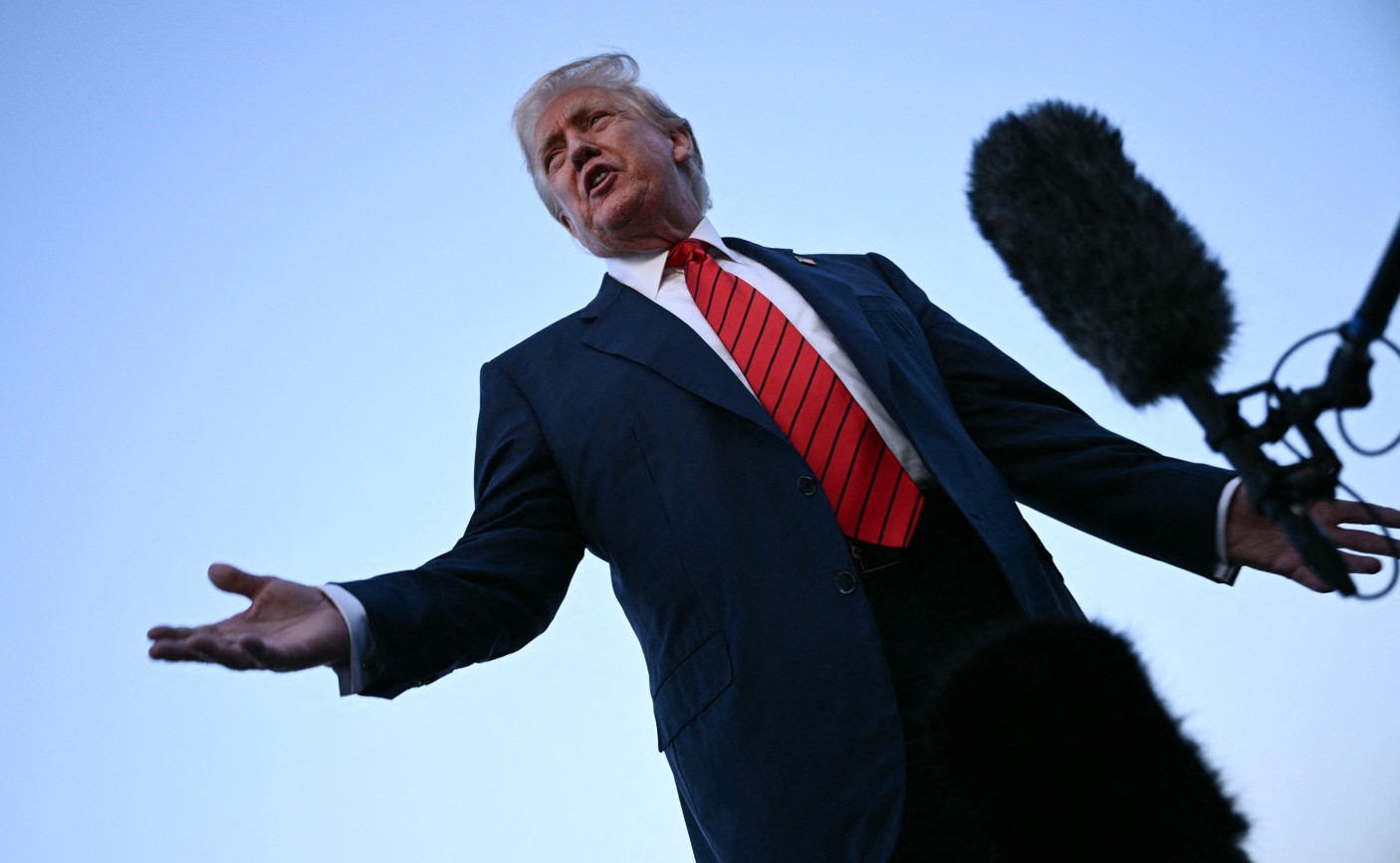 ভারতীয় পণ্যে আরও শুল্ক আরোপের হুমকি ট্রাম্পের, নয়াদিল্লির প্রতিবাদ