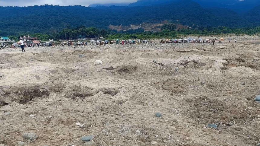 ভোলাগঞ্জের সাদা পাথর লুটকারীদের বিরুদ্ধে ব্যবস্থা নেওয়ার নির্দেশ চেয়ে রিট