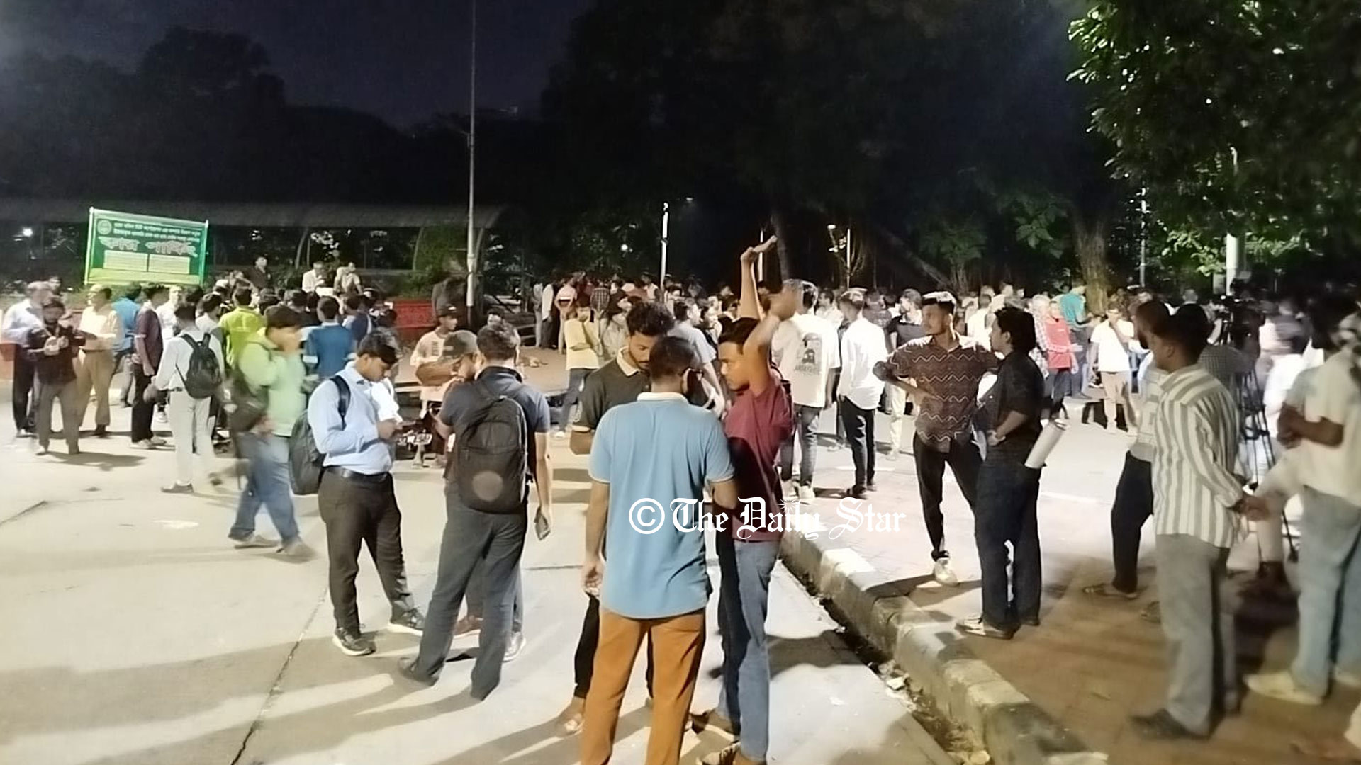 ৩২ নম্বরে বাড়তি নিরাপত্তা, পিটুনি দিয়ে ২ জনকে থানায় হস্তান্তর