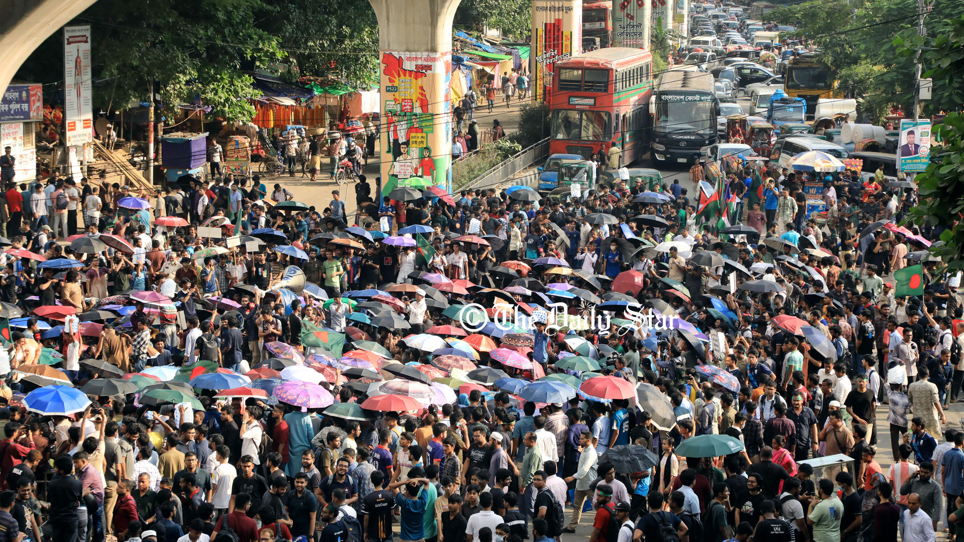 ৩ দাবিতে বুয়েট শিক্ষার্থীদের শাহবাগ অবরোধ