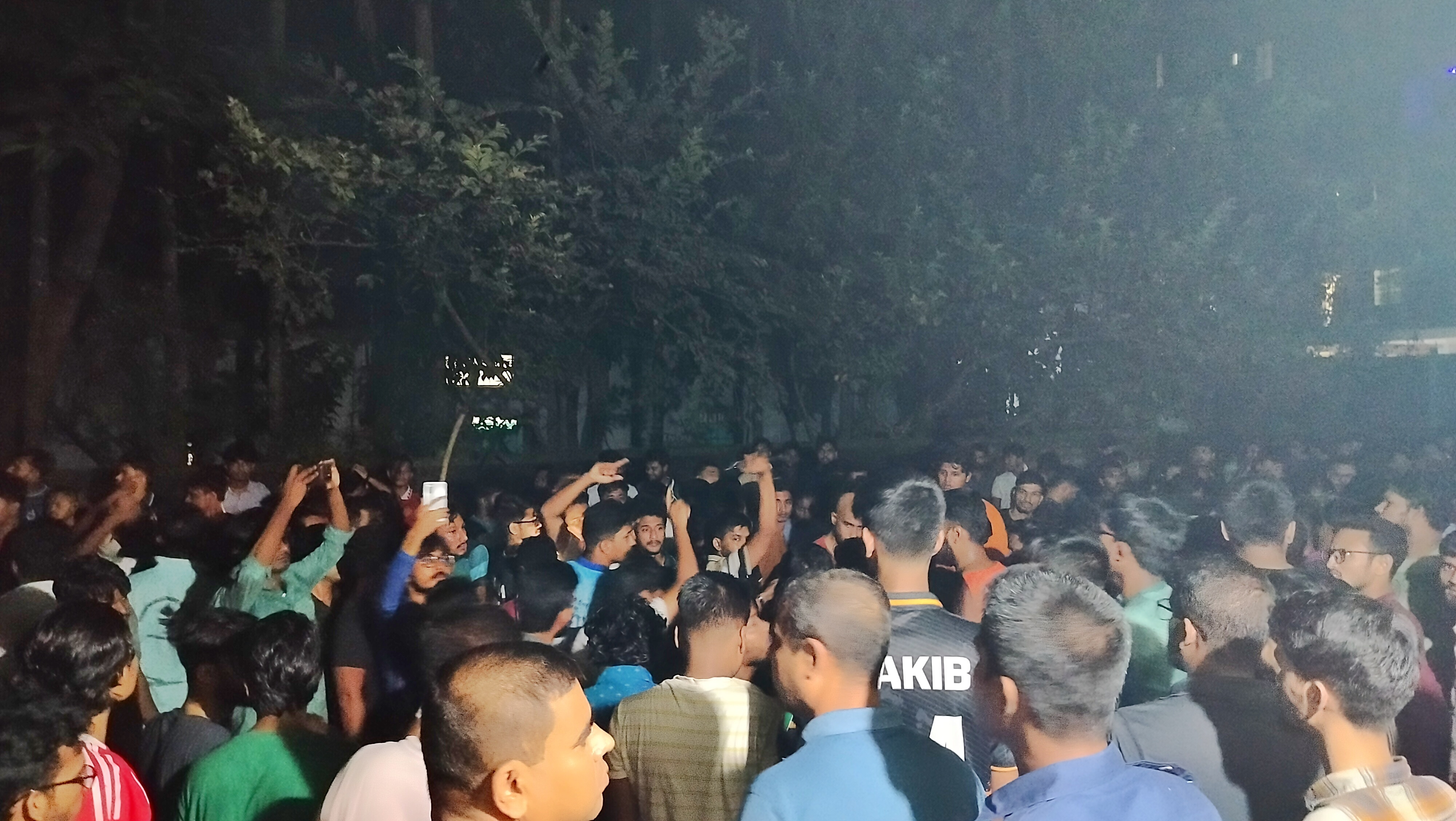 চবিতে মধ্যরাতে স্থানীয়দের সঙ্গে শিক্ষার্থীদের সংঘর্ষ, আহত শতাধিক