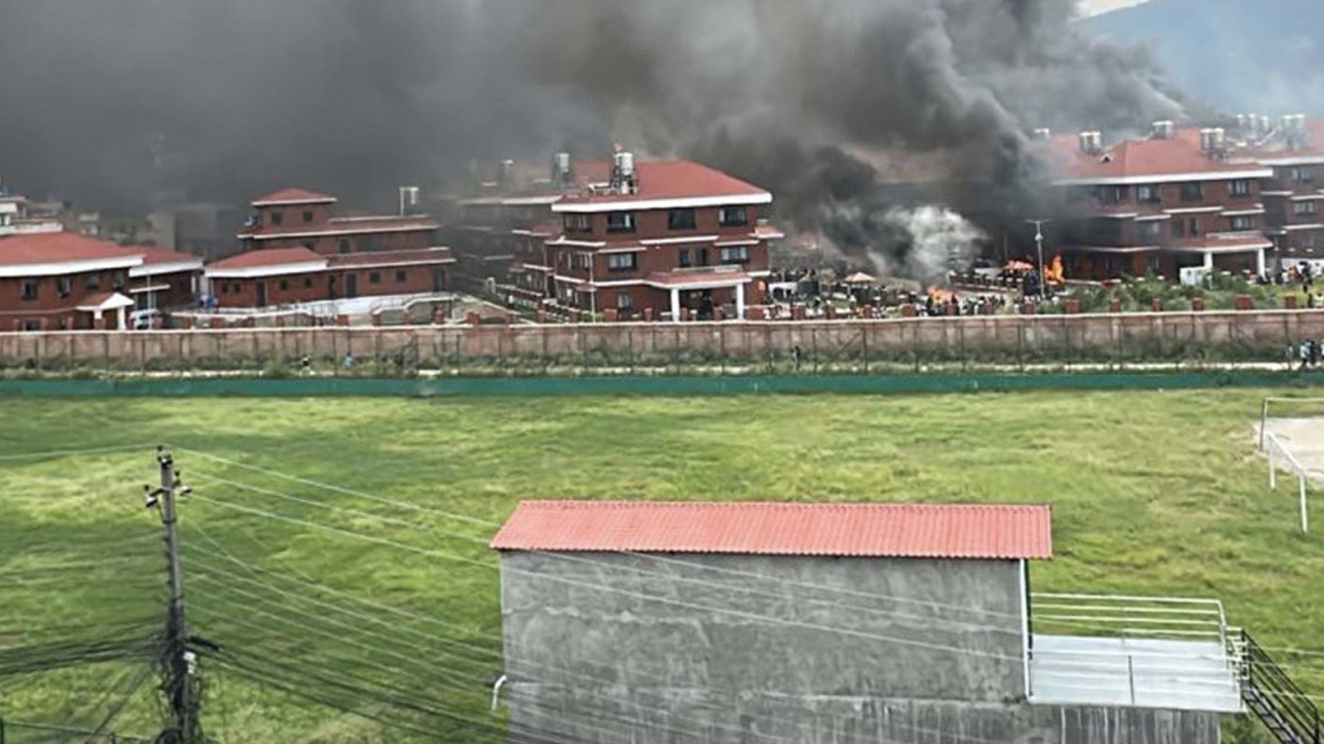 নেপালের মন্ত্রীদের হেলিকপ্টারে নিরাপদ জায়গায় সরিয়ে নিচ্ছে সেনাবাহিনী