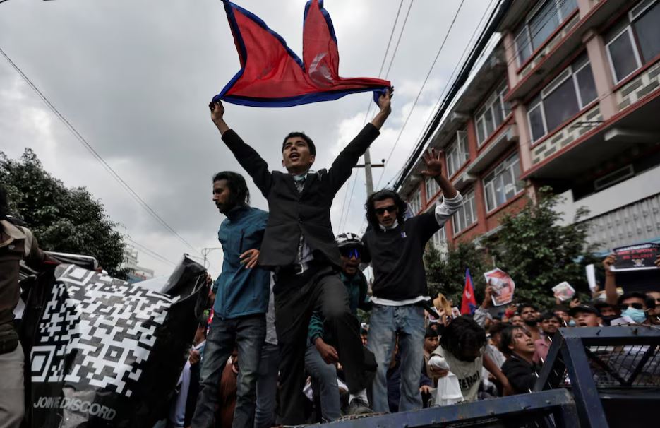 কোন পথে যেতে চায় নেপাল