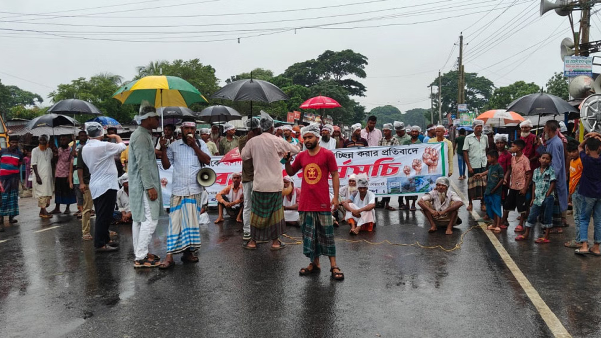ভাঙ্গায় সড়ক-রেল অবরোধ, আটকে আছে ২ ট্রেন
