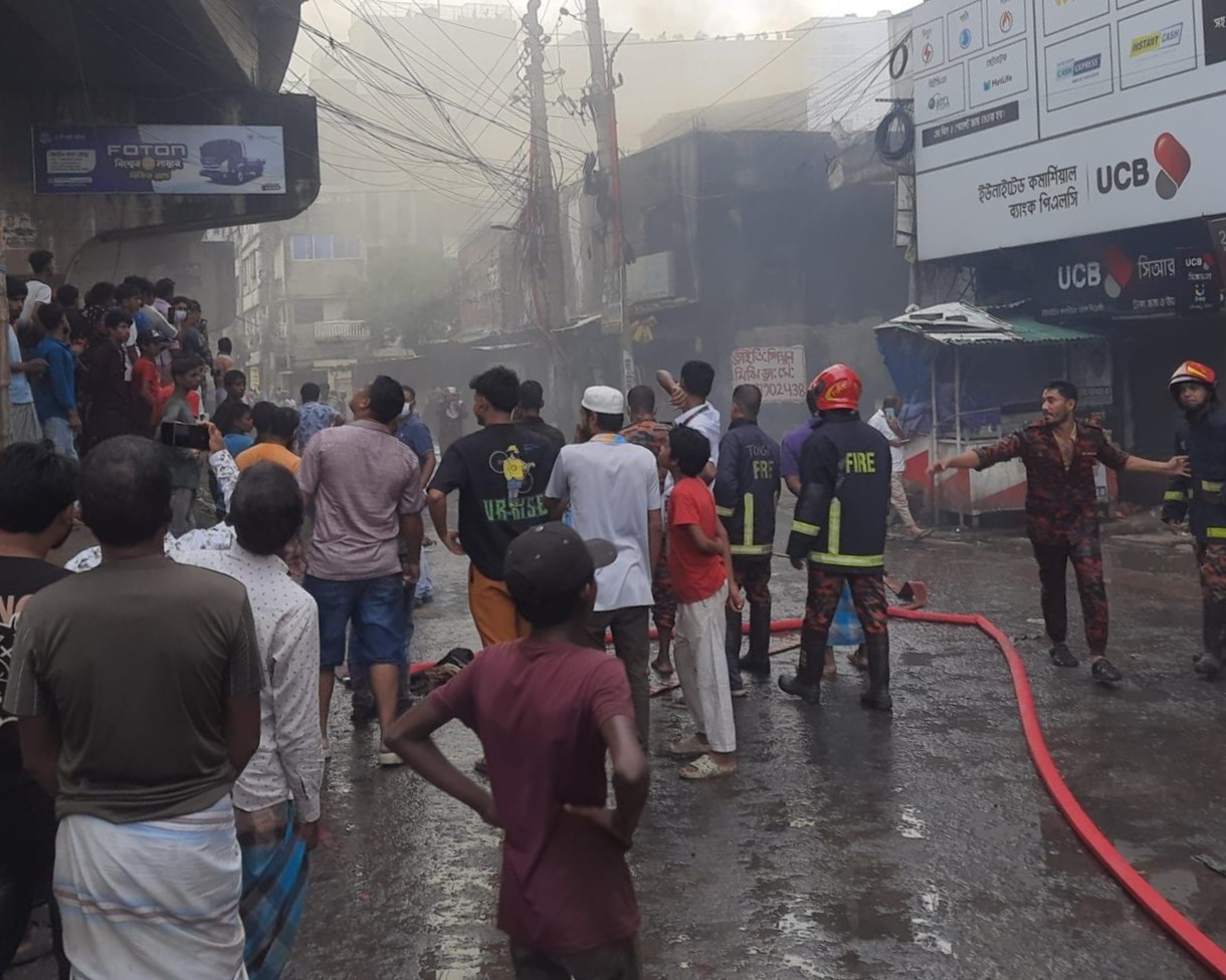 টঙ্গীতে কেমিক্যাল গুদামে আগুন-বিস্ফোরণ, ৪ দমকলকর্মীসহ দগ্ধ ৫