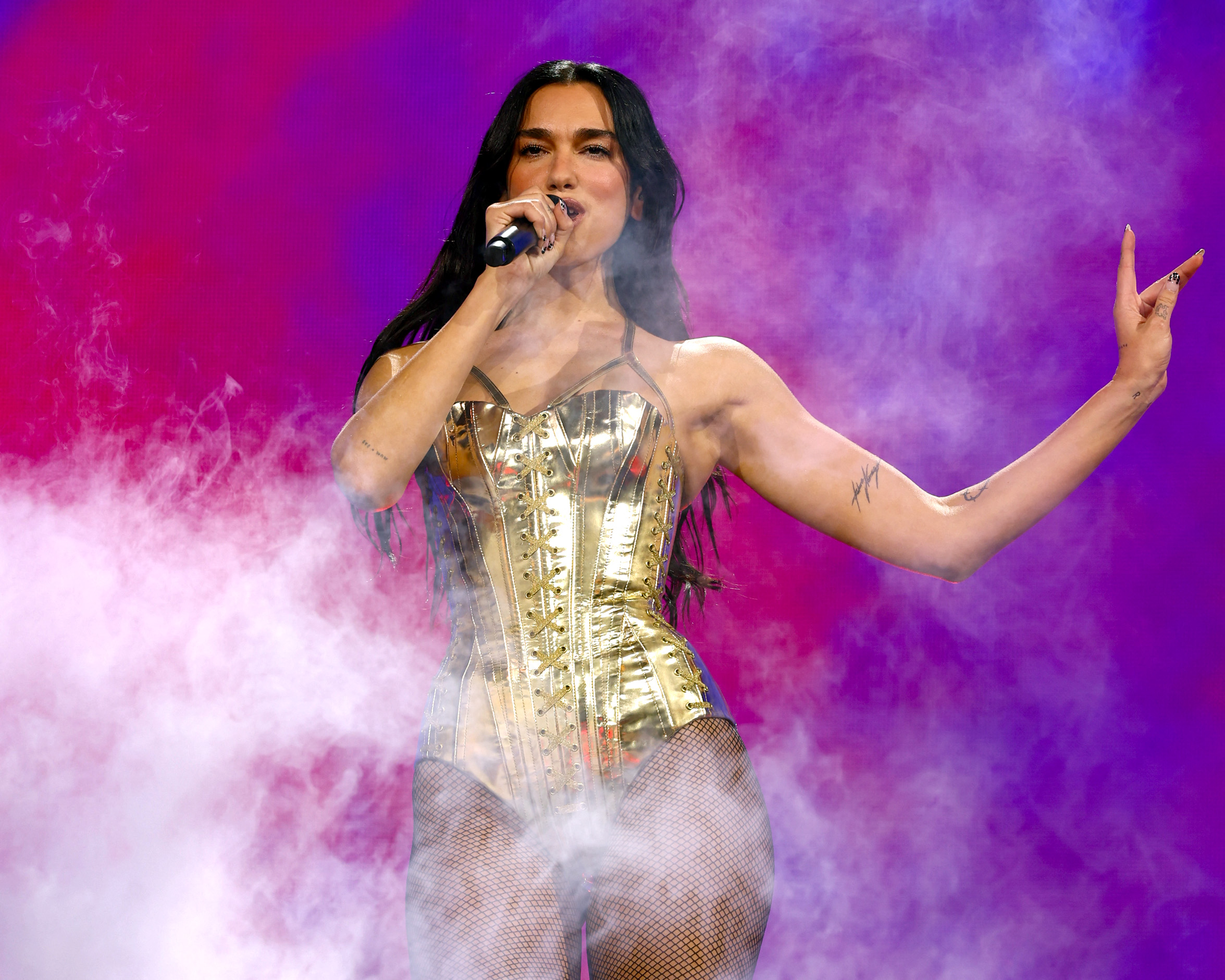 ইসরায়েলি গণহত্যা সমর্থনের দায়ে ম্যানেজারকে বরখাস্ত করলেন দুয়া লিপা