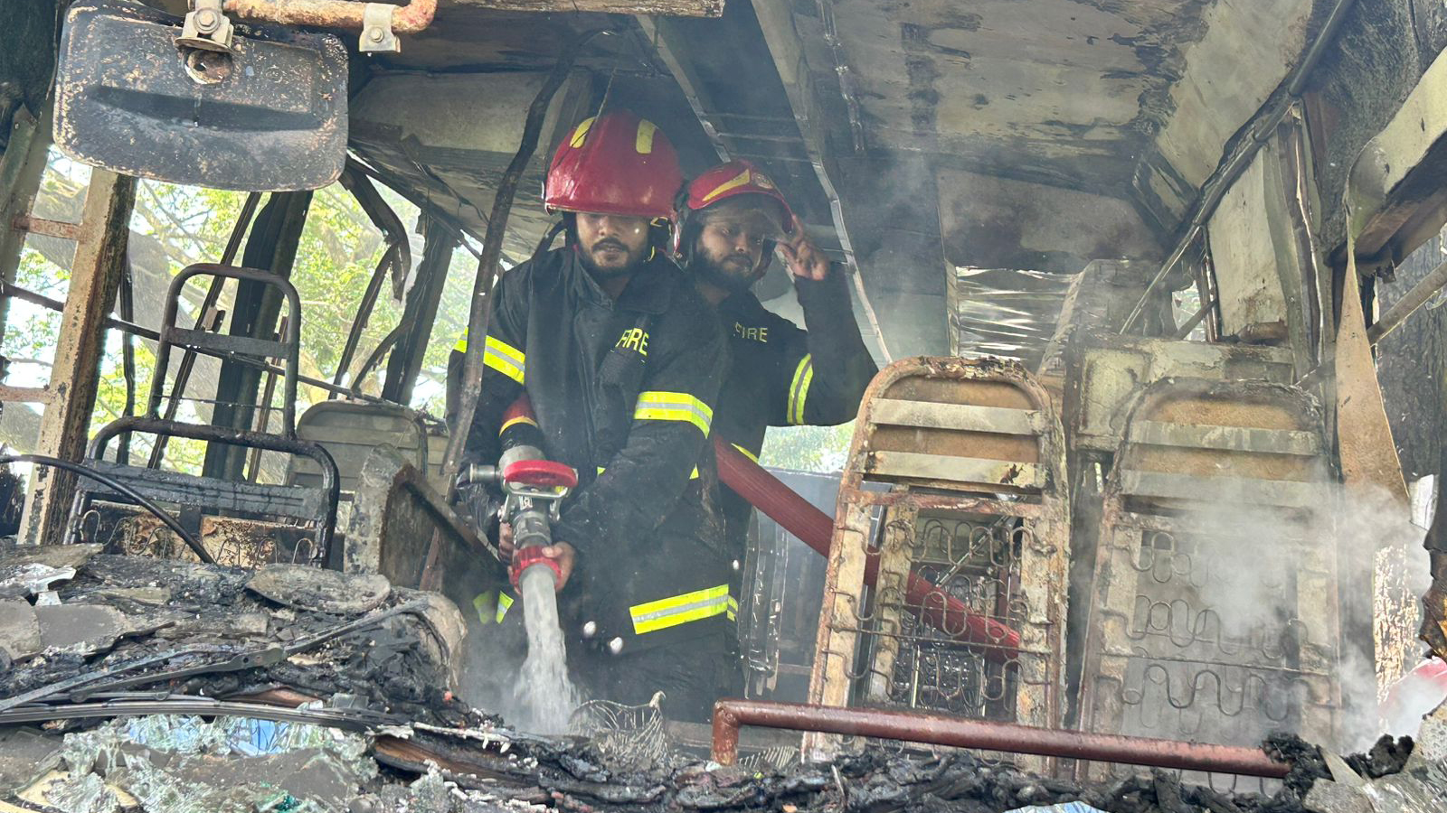 মুন্সীগঞ্জে বাসচাপায় ৬ বছরের শিশু নিহত, বাসে আগুন