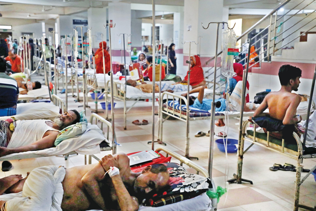 পরিবারগুলোকে ছিন্নভিন্ন করে দিচ্ছে ডেঙ্গু