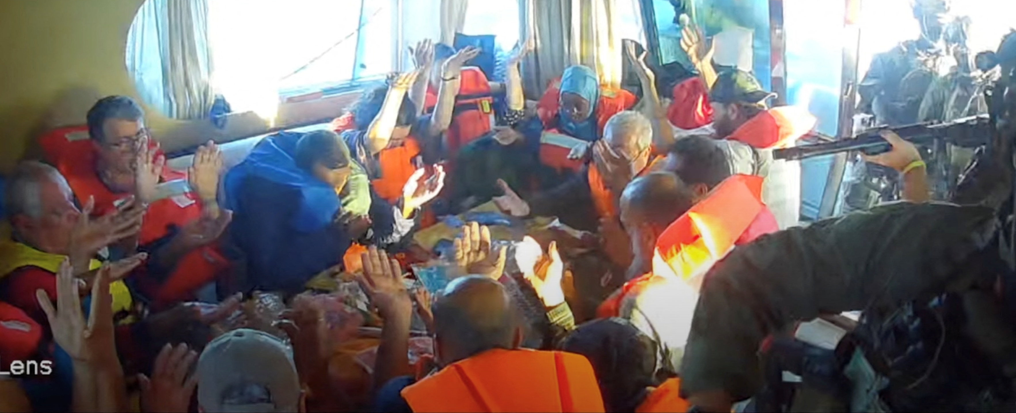 ফ্লোটিলার ৭ জাহাজের পেছনে ছুটছে ইসরায়েলি বাহিনী