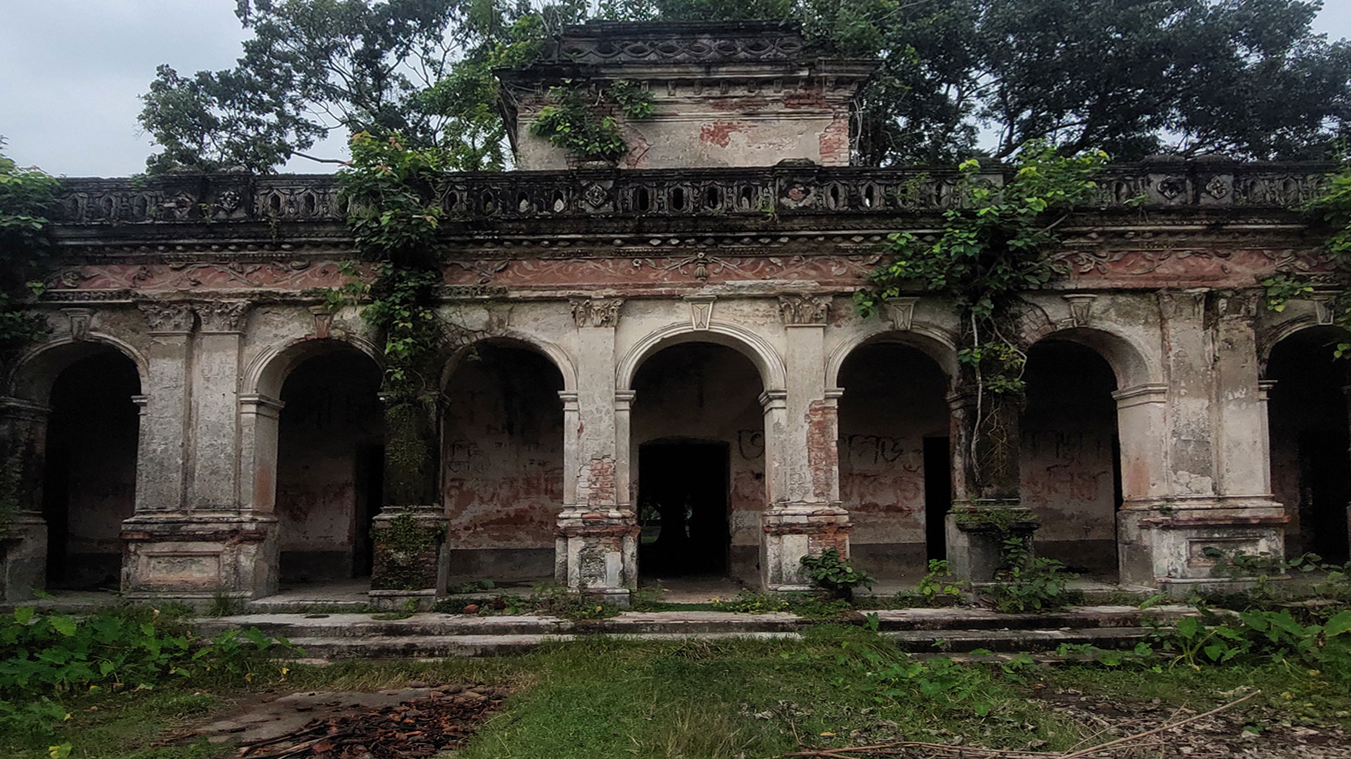 ধ্বংসস্তূপে লুকিয়ে থাকা আভিজাত্যের এই জমিদার বাড়িতে গেছেন?