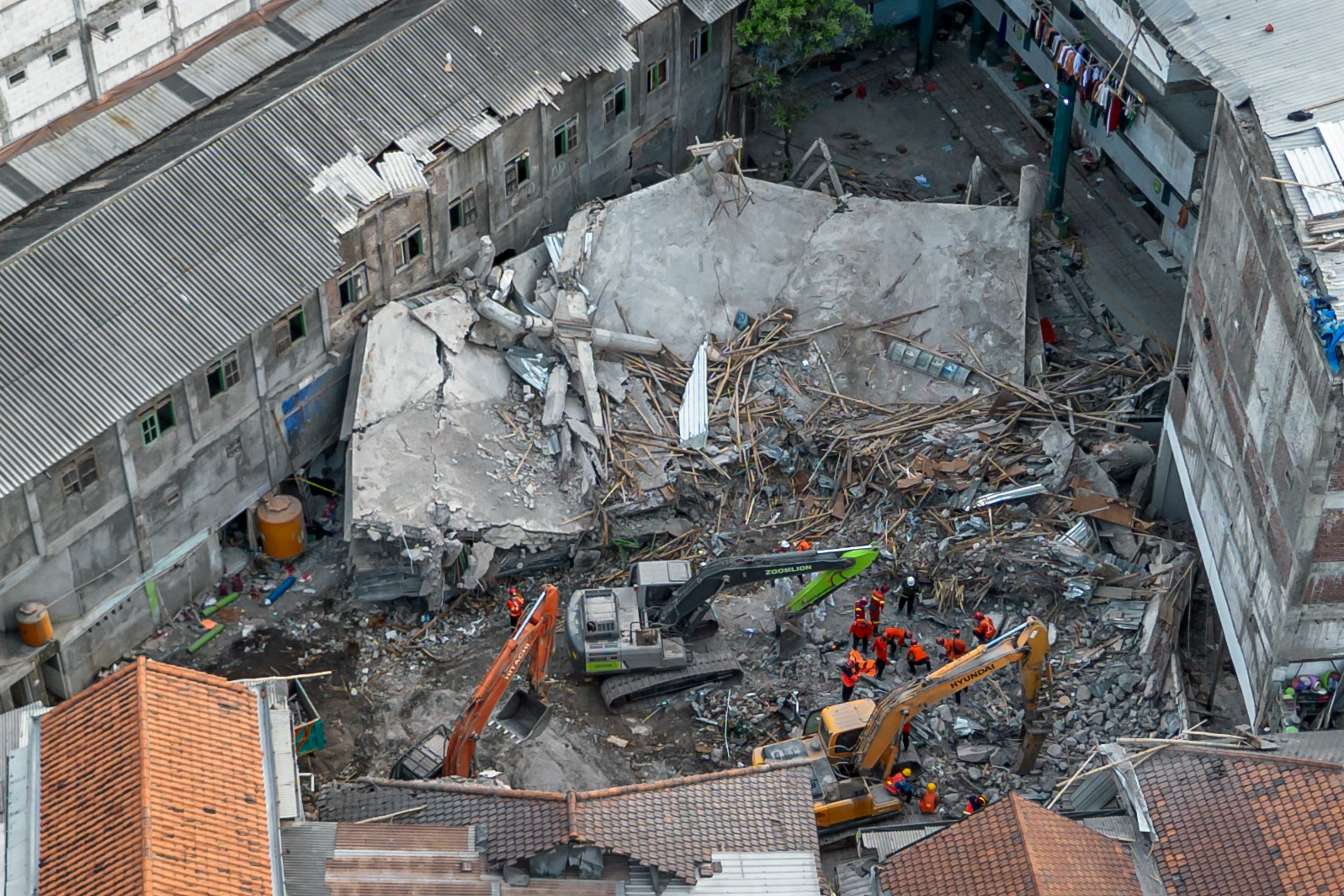 ইন্দোনেশিয়ার স্কুল ভবন ধসে মৃতের সংখ্যা বেড়ে ৪৫