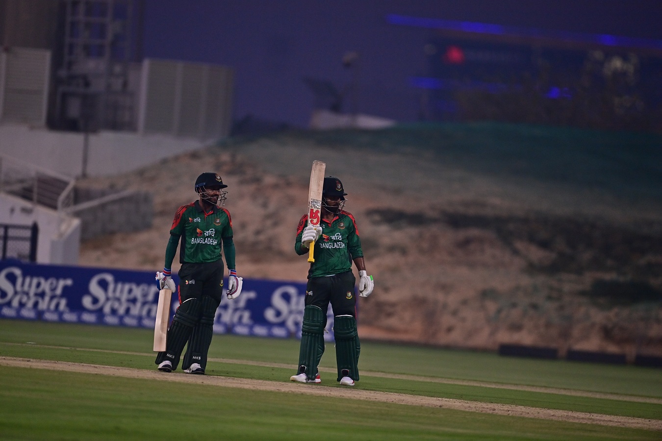 হৃদয়-মিরাজের ফিফটিতে বাংলাদেশের মাঝারি পুঁজি