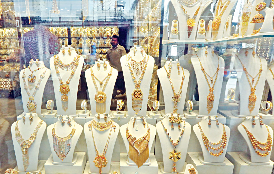 আকাশ ছুঁয়েছে স্বর্ণের দাম, বদলে যাচ্ছে উপহারের সংস্কৃতি