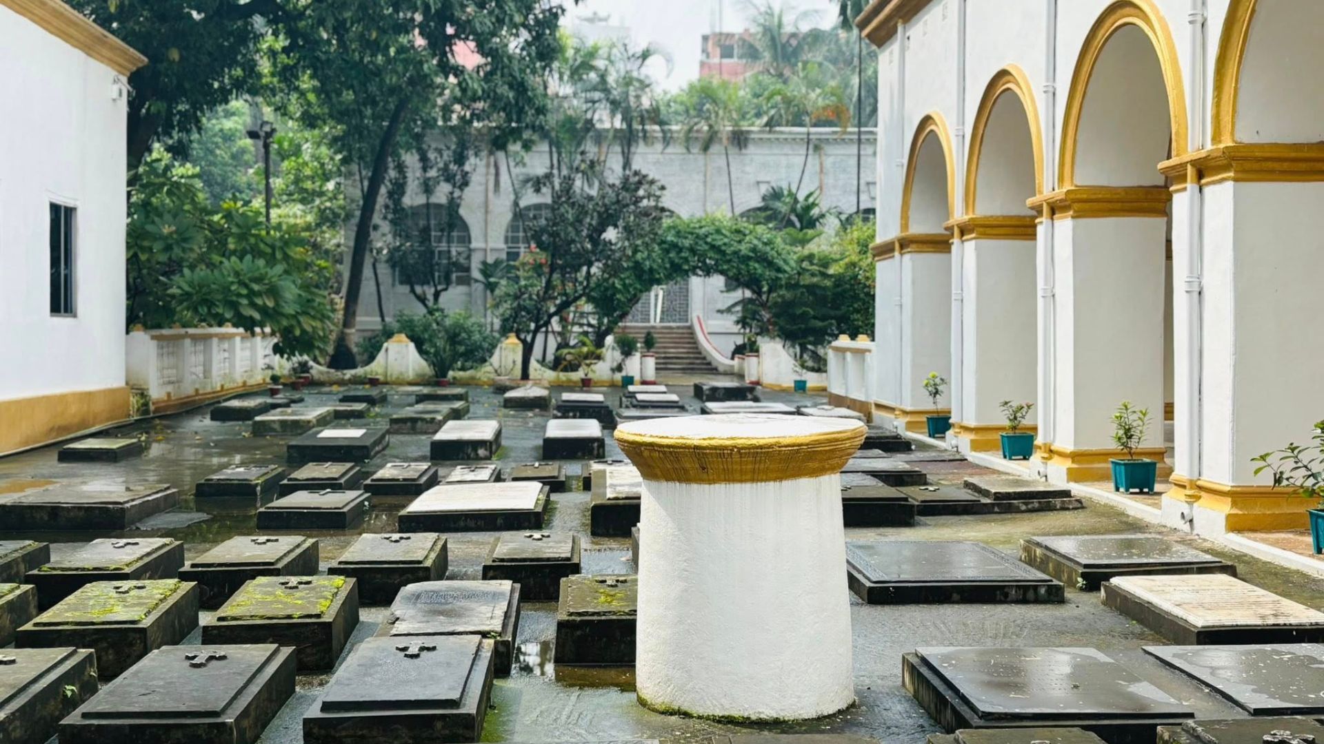 ইতিহাসের ছায়ায় বৃষ্টিভেজা এক বিকেল