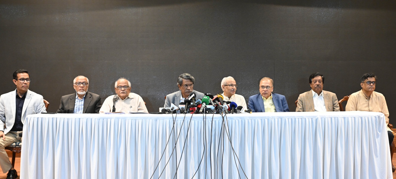 নির্বাচনের দিন বা তার আগে যেকোনো দিন গণভোট আয়োজনের সুপারিশ ঐকমত্য কমিশনের