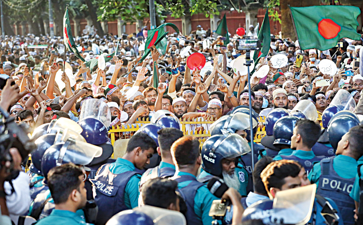 শিক্ষকদের কেন আমরা গরিব দেখতে চাই?