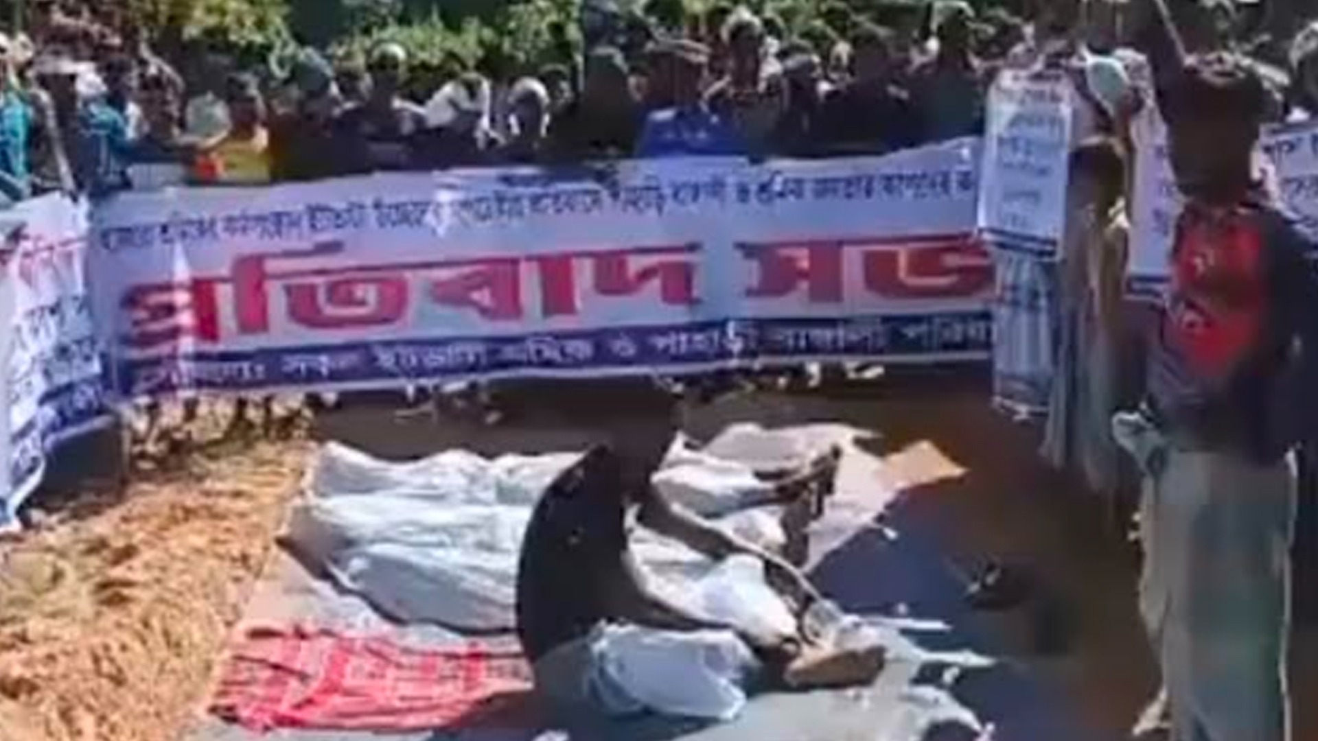 লামায় অবৈধ ইটভাটার বিরুদ্ধে অভিযান, কাফনের কাপড় পরে বাধা