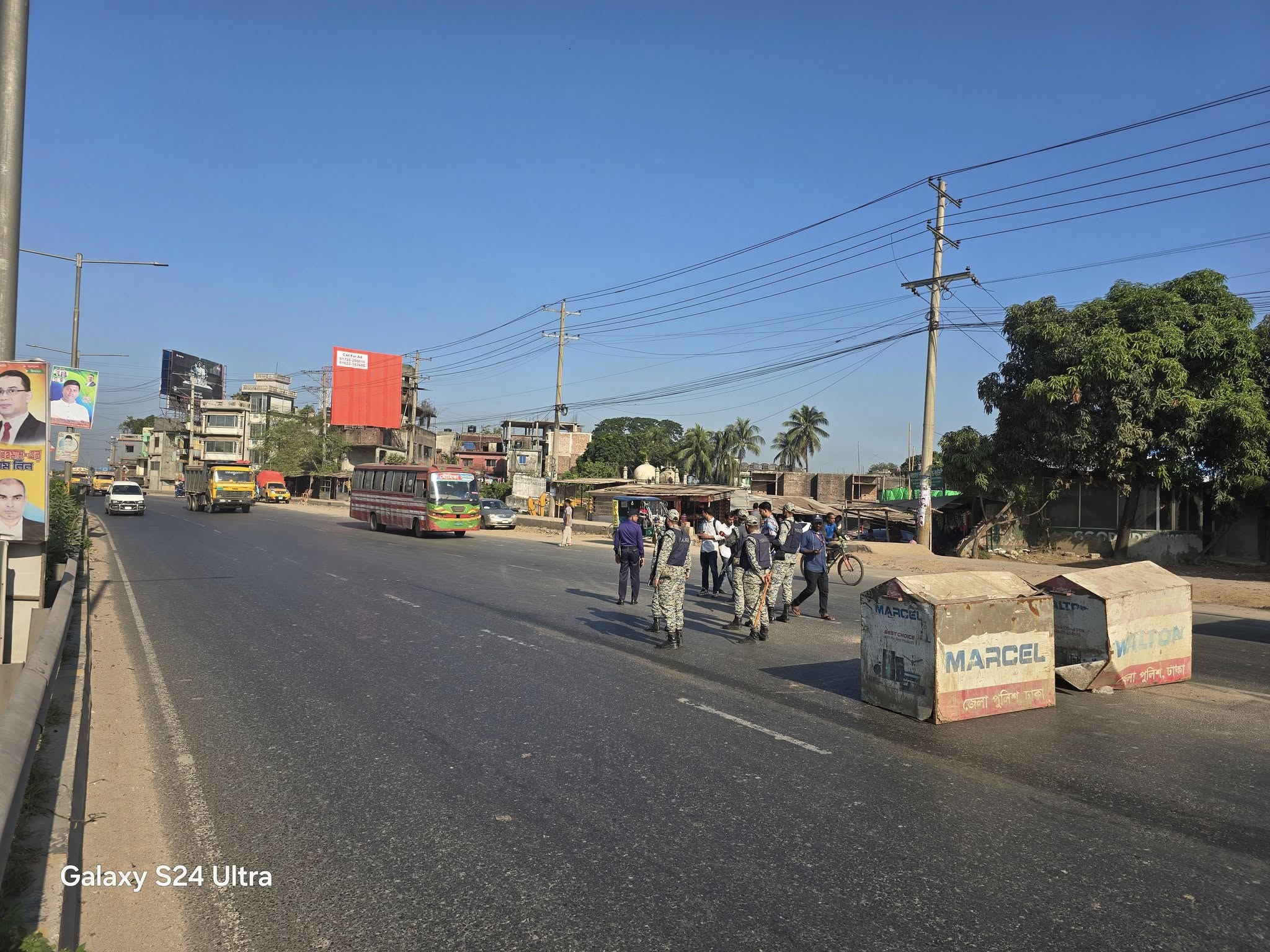 শেখ হাসিনার রায় ও ‘শাটডাউন’ কর্মসূচি: ঢাকার প্রবেশমুখে পুলিশের কড়া নিরাপত্তা
