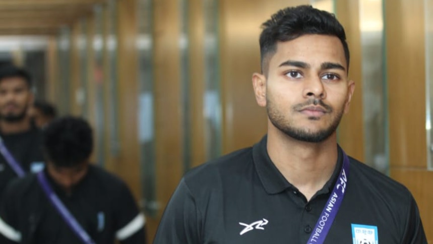 স্বাধীন বাংলা ফুটবল দলের অধিনায়ক পিন্টুকে জয় উৎসর্গ শমিতের