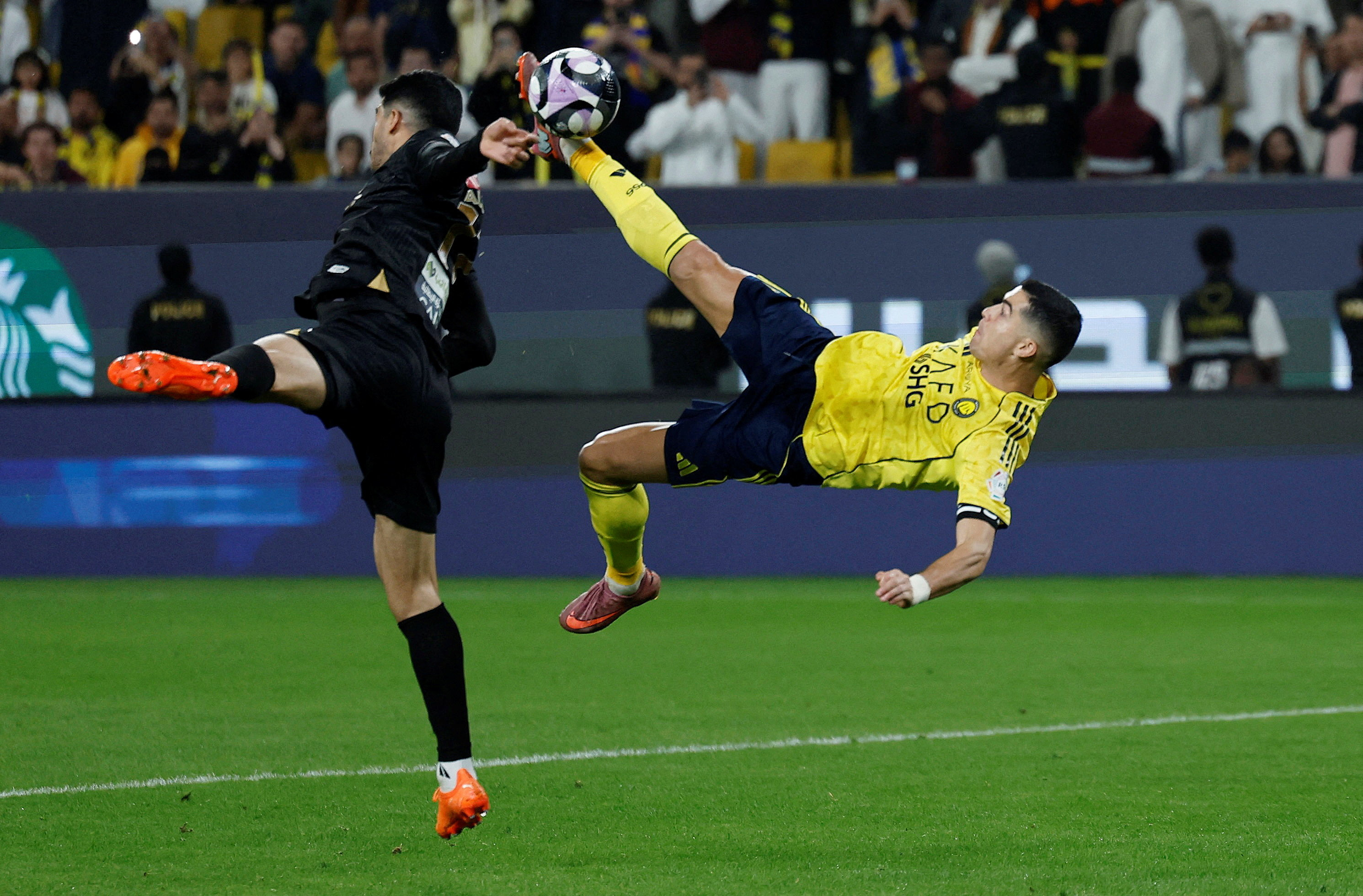 বাইসাইকেল কিকে গোল করে মুগ্ধতা ছড়ালেন রোনালদো