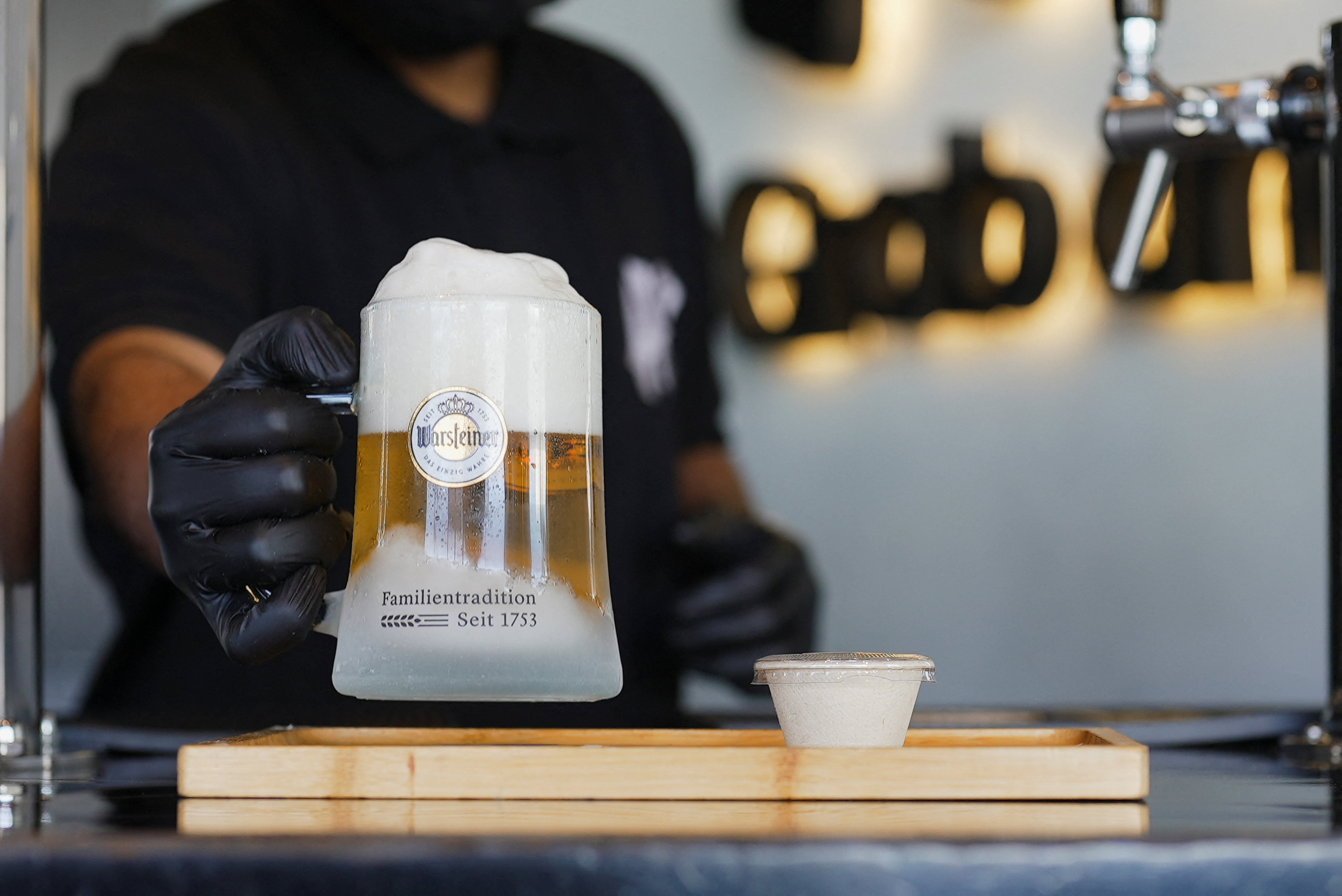 'অমুসলিম বিদেশিদের' জন্য মদ বিক্রির নিয়ম আরও শিথিল করল সৌদি আরব