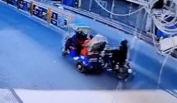 রিকশায় যাচ্ছিলেন হাদি, মোটরসাইকেল থেকে গুলি