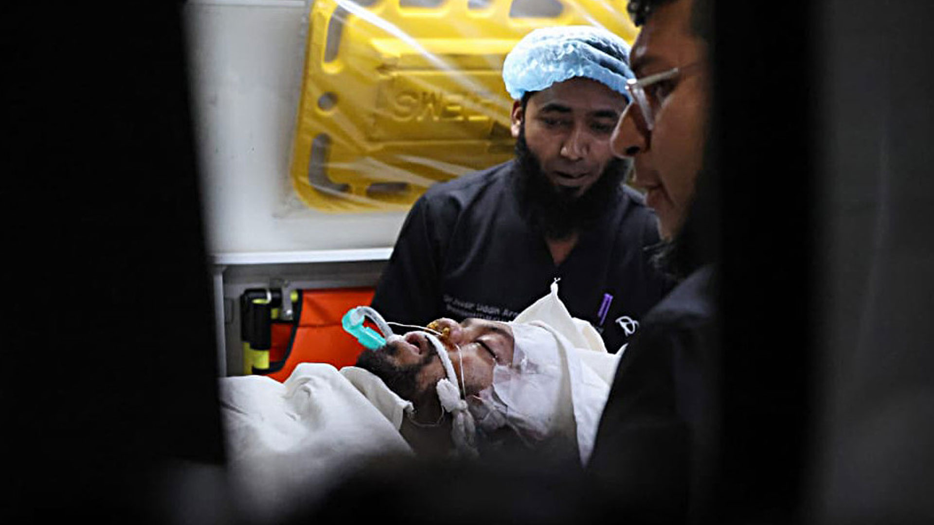 ওসমান হাদিকে নিয়ে সিঙ্গাপুরের উদ্দেশে ঢাকা ছাড়ল এয়ার অ্যাম্বুলেন্স