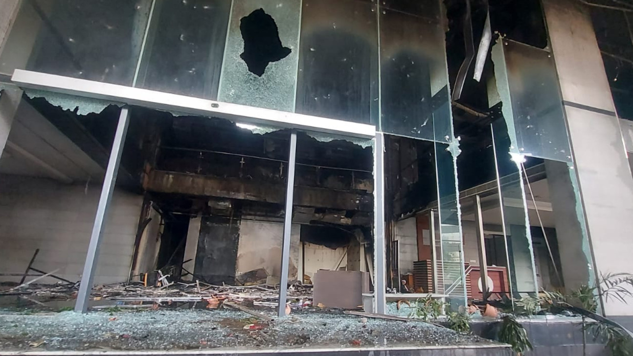 হাদির মৃত্যুর পর ডেইলি স্টার কার্যালয়ে হামলা-আগুন