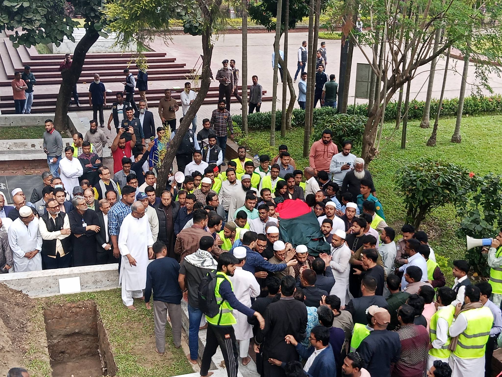 জাতীয় কবির সমাধির পাশে ওসমান হাদির দাফন সম্পন্ন