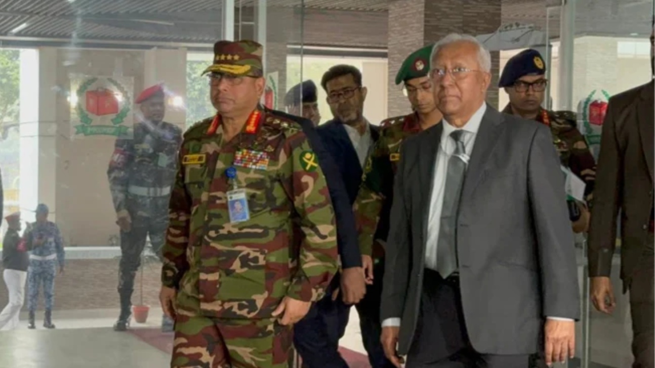 তিন বাহিনীপ্রধানের সঙ্গে বৈঠক করলেন সিইসি