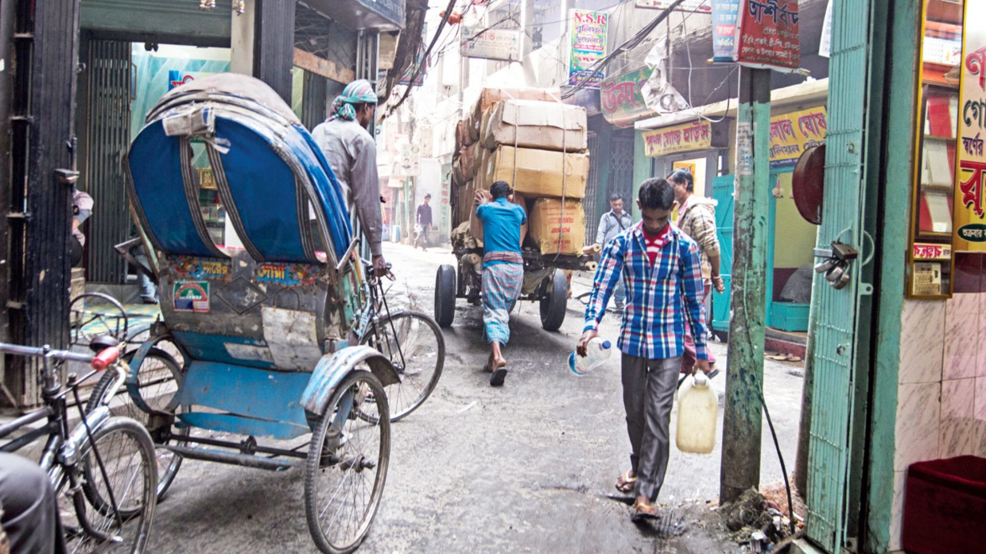 যানজটের ঢাকায় গন্তব্যে পৌঁছে দেয় ‘শর্টকাট’