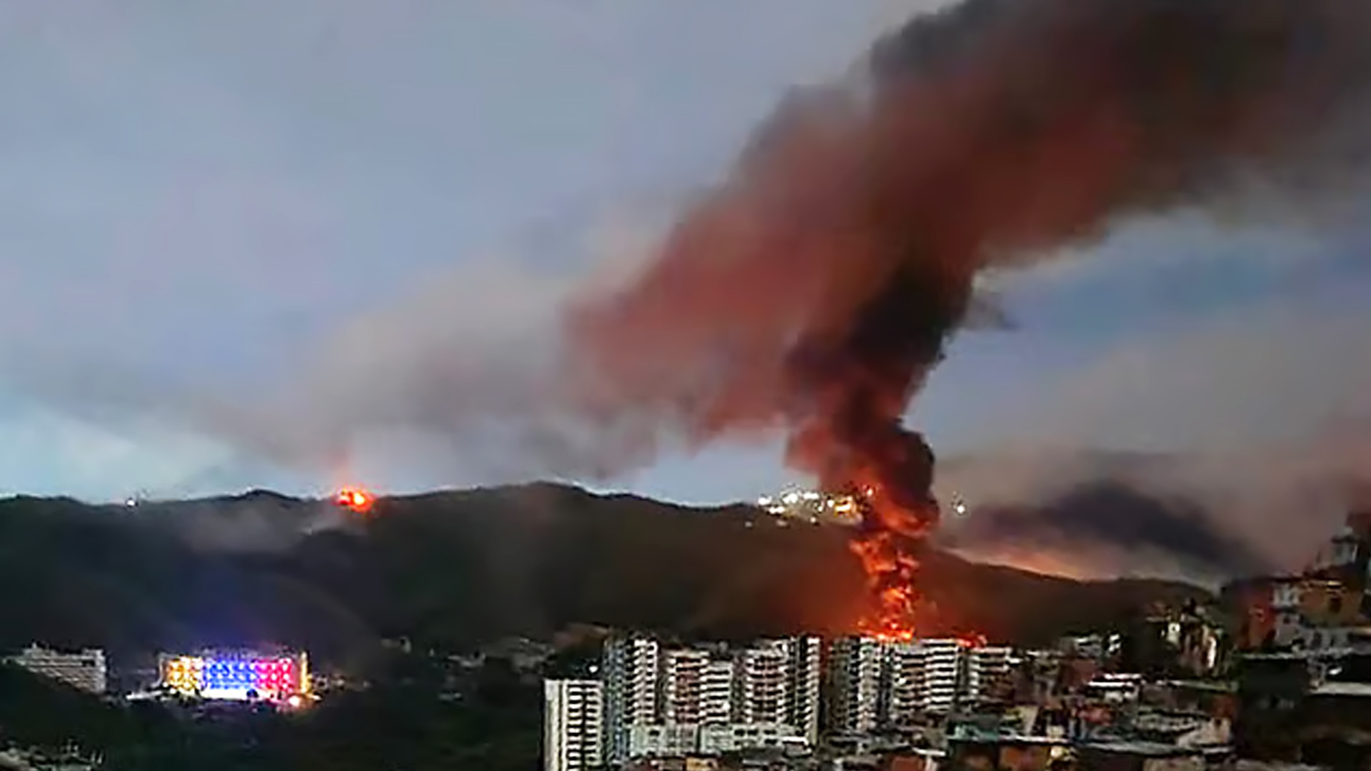 ভেনেজুয়েলায় ট্রাম্পের হামলা কেন, এরপর কী ঘটতে পারে