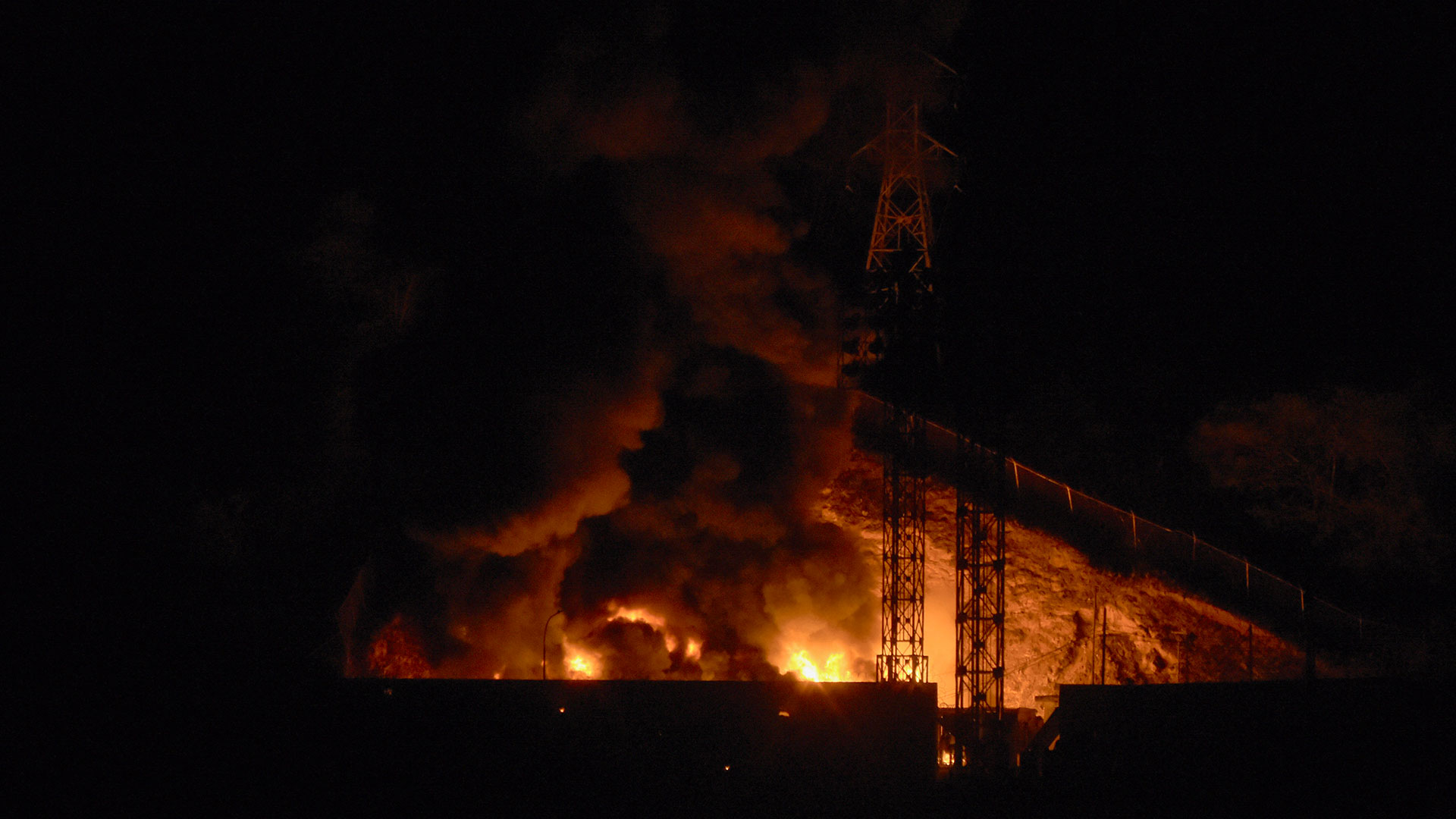 কারাকাসে বিস্ফোরণ, যুক্তরাষ্ট্রকে দায়ী করে জরুরি অবস্থা ঘোষণা ভেনেজুয়েলার
