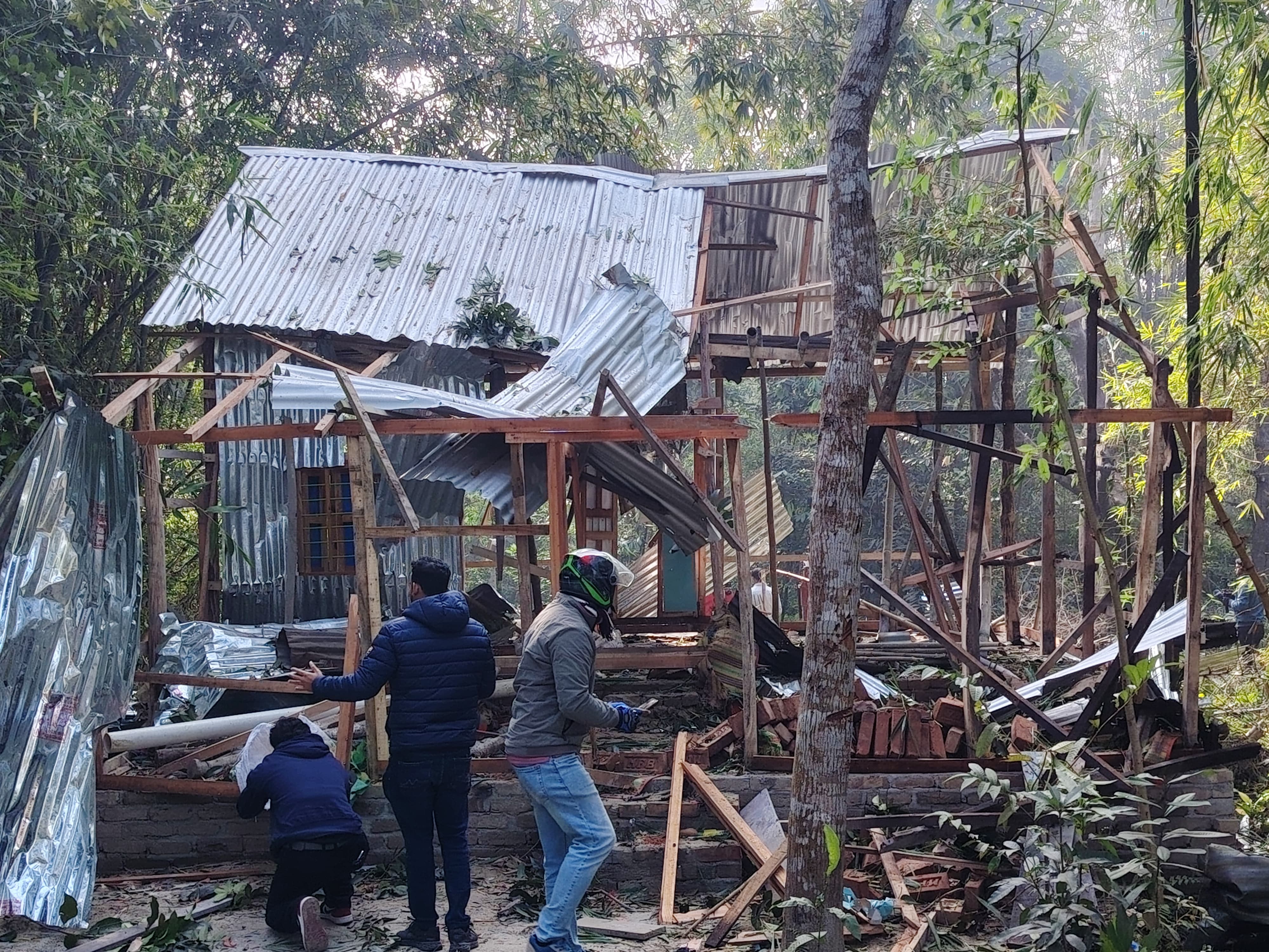 শরীয়তপুরে বোমা বিস্ফোরণে উড়ে গেল ঘর, নিহত ১