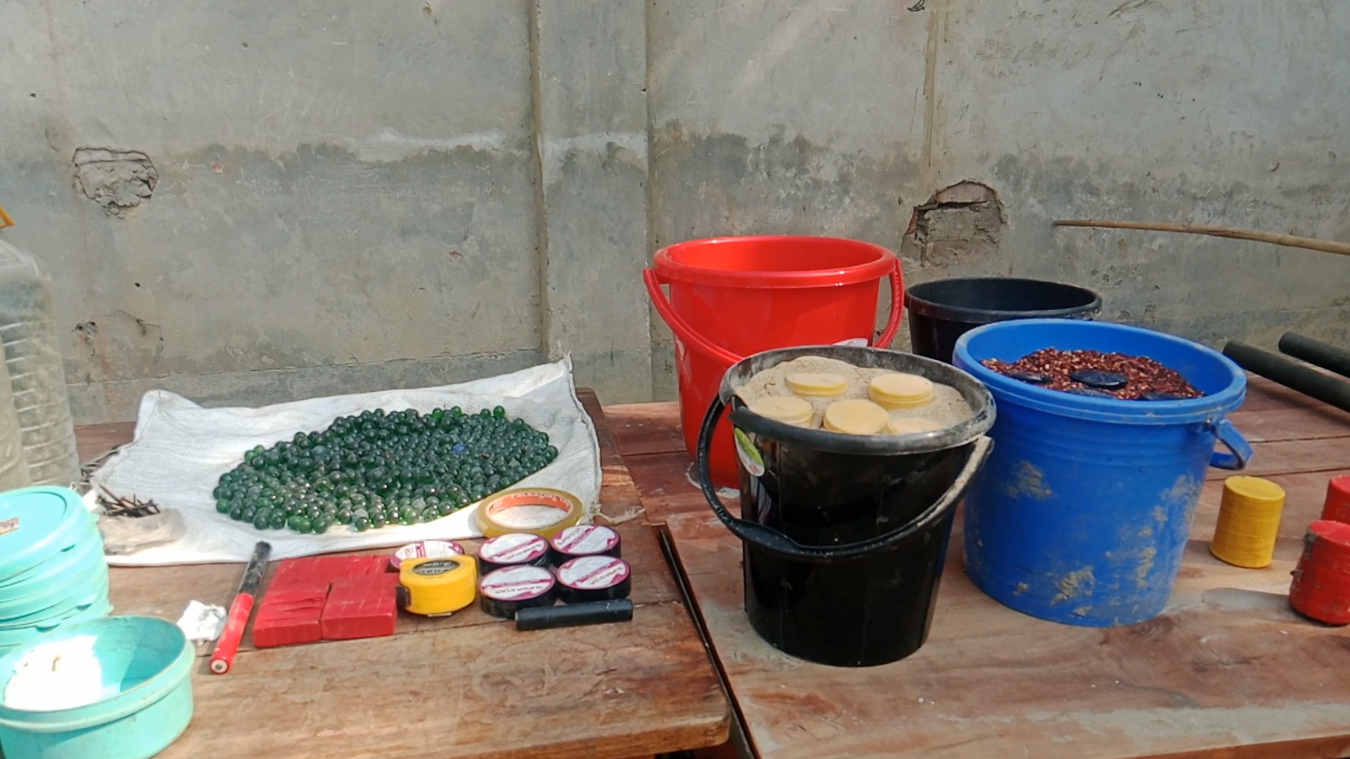 শরীয়তপুরে ৪৫টি বোমা সদৃশ বস্তু উদ্ধার, আটক ৪