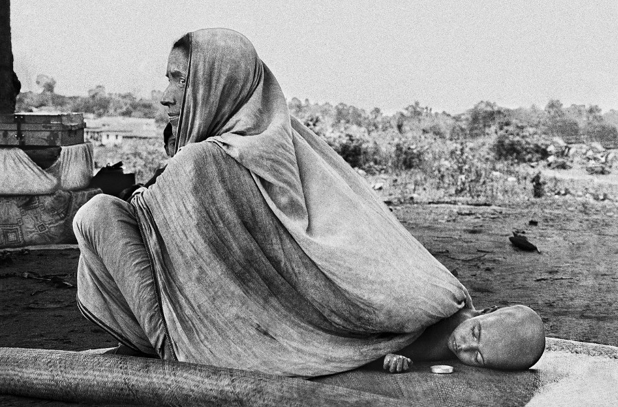 ভাগ্যক্রমে পালিয়ে বাঁচতে পেরেছেন, কিন্তু যুদ্ধে হারিয়েছেন স্বামীকে। ছবি: রঘু রাই/ম্যাগনাম ফটোজ