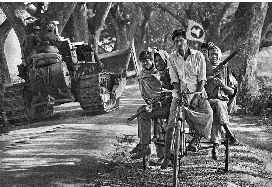 মুক্তিবাহিনীর মুক্তিযোদ্ধারা। ছবি: রঘু রাই/ম্যাগনাম ফটোজ