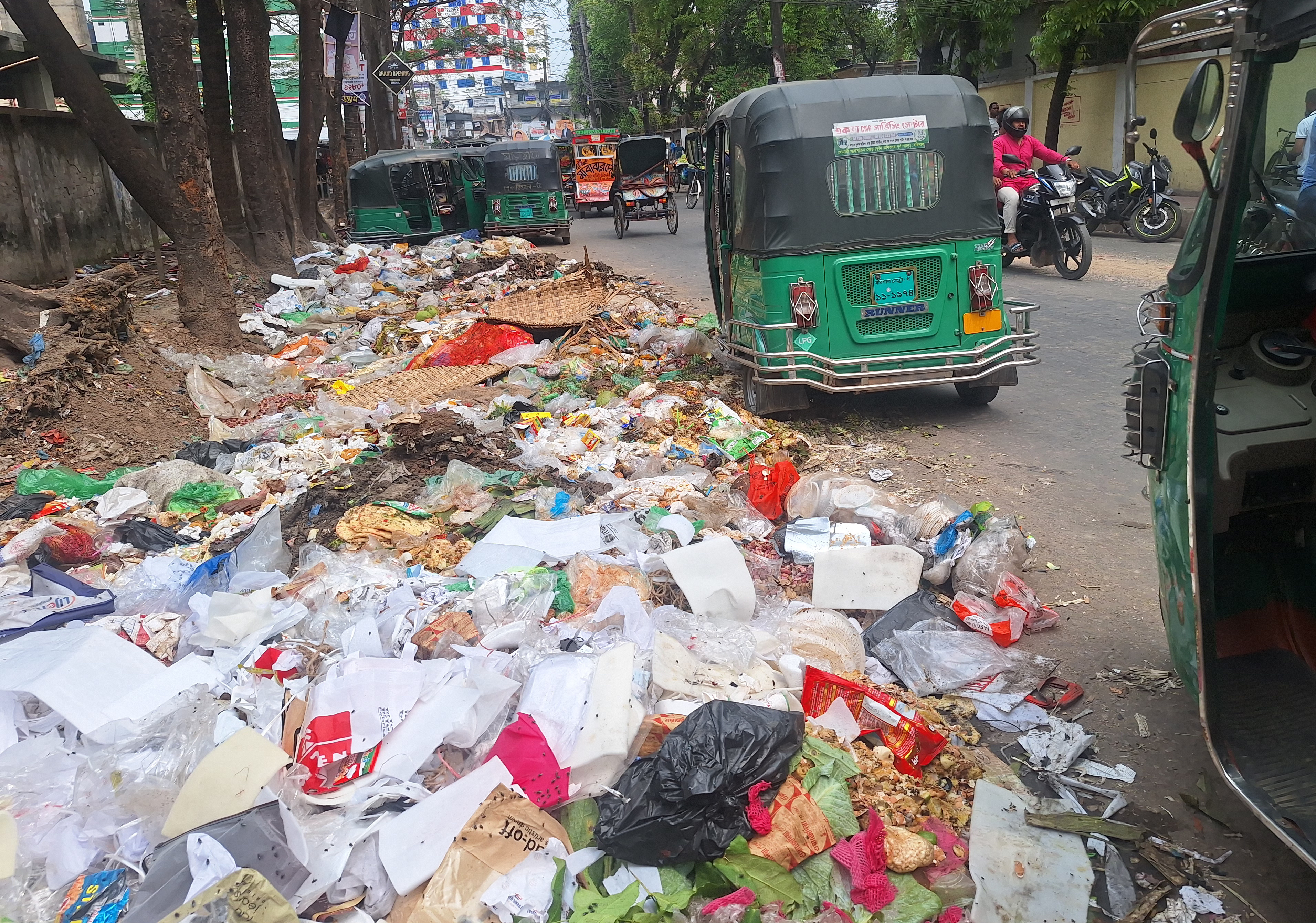 বরিশাল নগরীর সড়কে ময়লার স্তূপ। ছবি: টিটু দাস/ স্টার