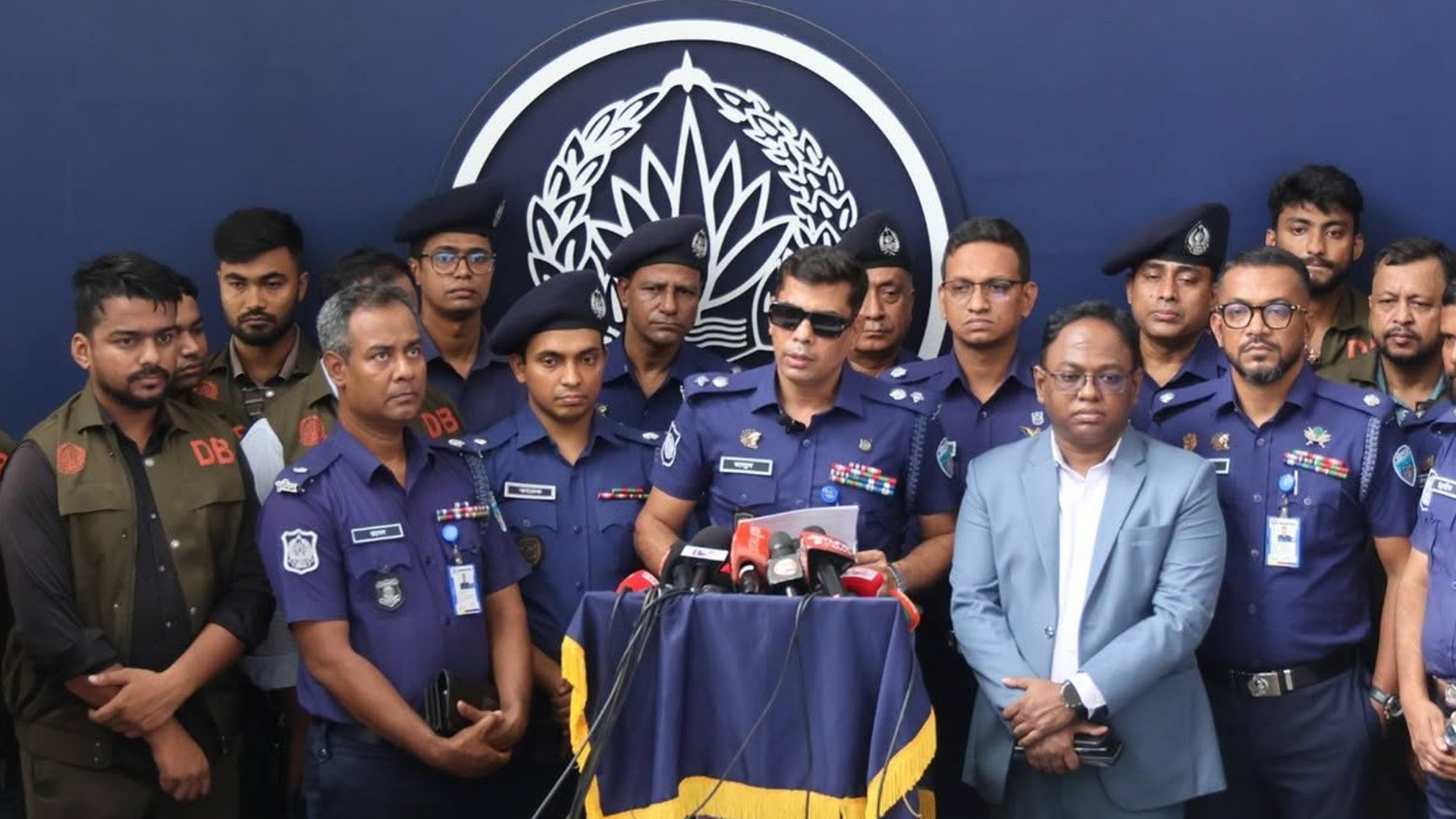 সংবাদ সম্মেলনে বক্তব্য দিচ্ছেন চট্টগ্রামের পুলিশ সুপার (এসপি) মো. মাসুদ আলম। ছবি: স্টার 