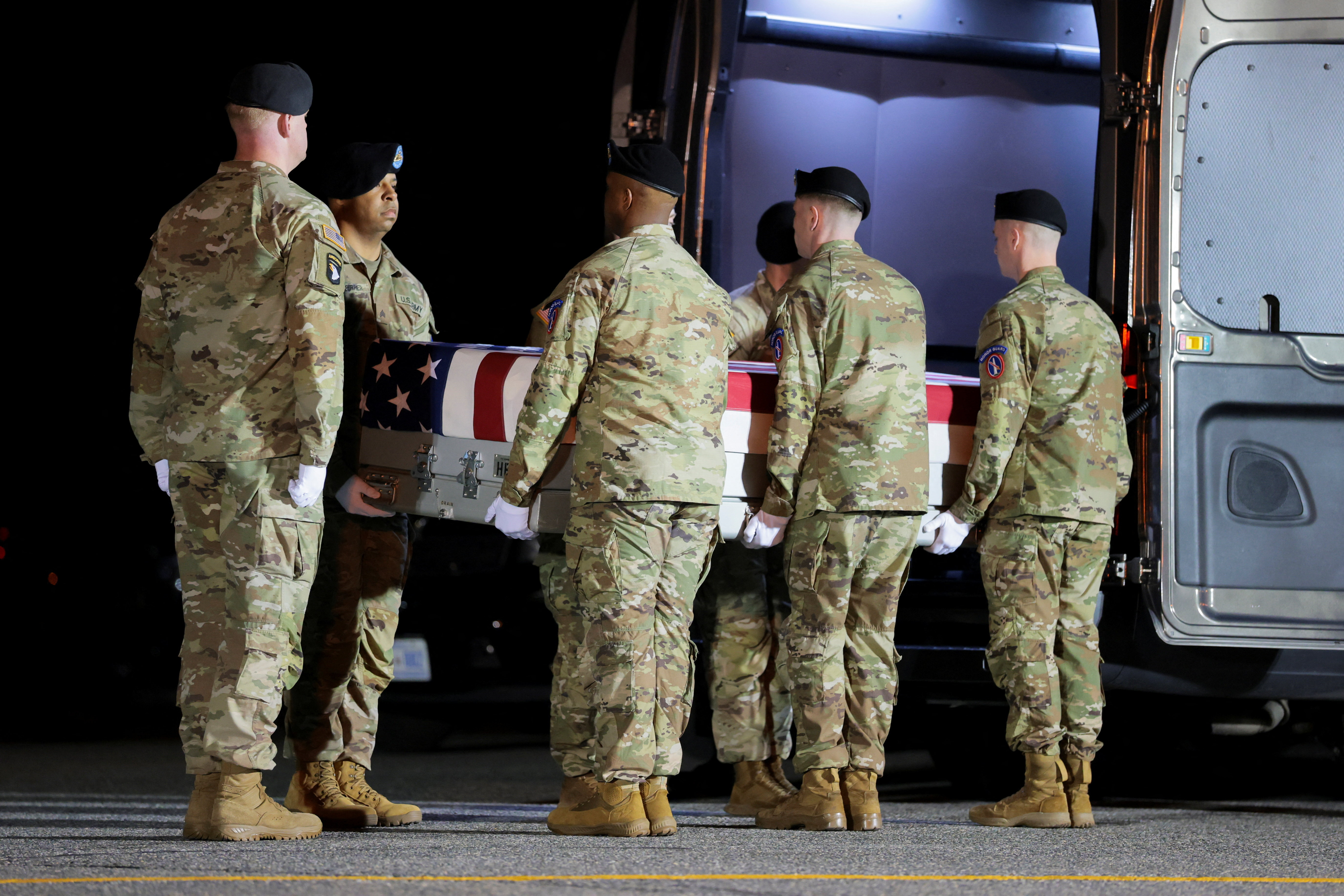 নিহত মার্কিন সেনার মরদেহ দেশে পাঠানো হচ্ছে। ছবি: রয়টার্স