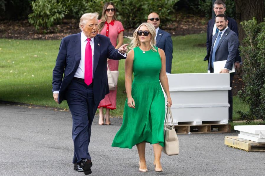 ট্রাম্পের সঙ্গে তার প্রেস সচিব ক্যারোলিন লেভিট। ছবি: এএফপি