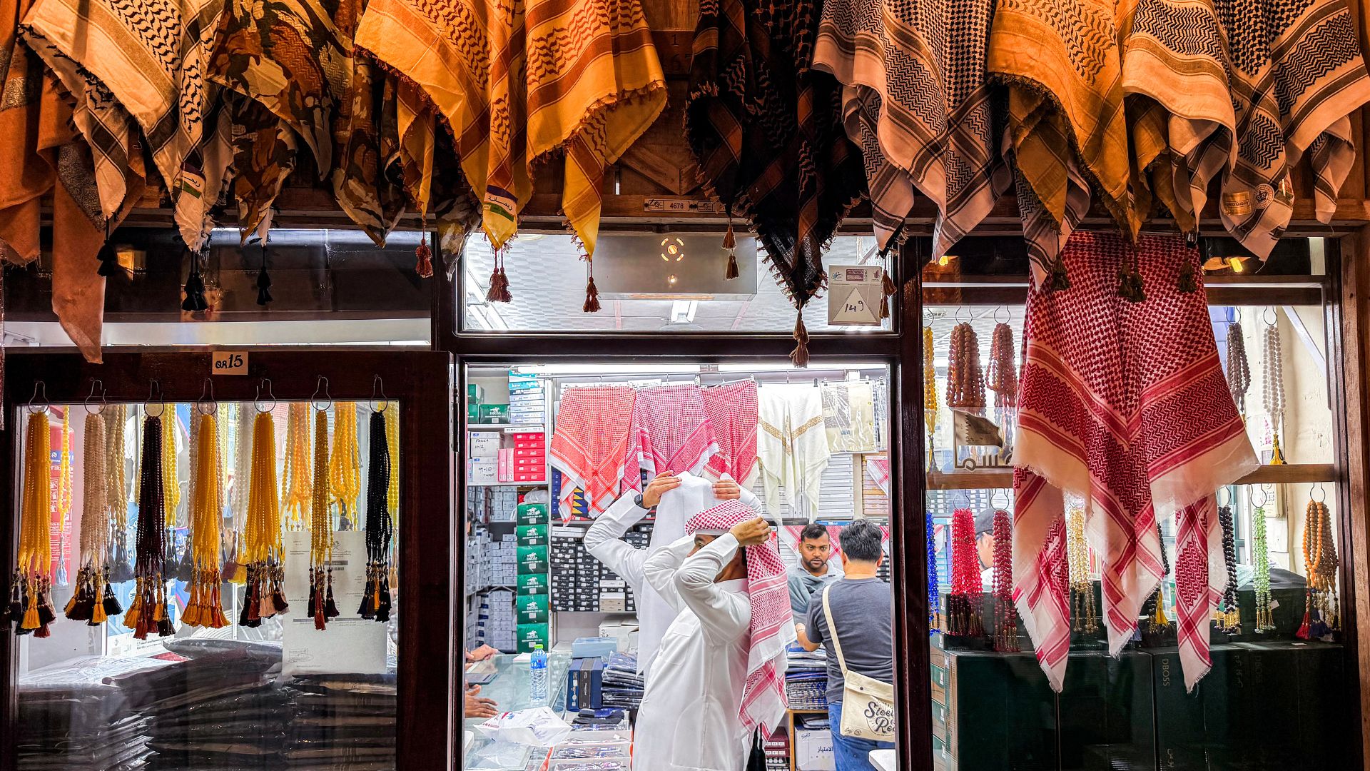 পবিত্র ঈদুল ফিতর উপলক্ষে কাতারের দোহার সুক ওয়াকিফ বাজারের একটি দোকানে ঐতিহ্যবাহী পাগড়ি পরে দেখছেন এক ব্যক্তি। ছবি: এএফপি