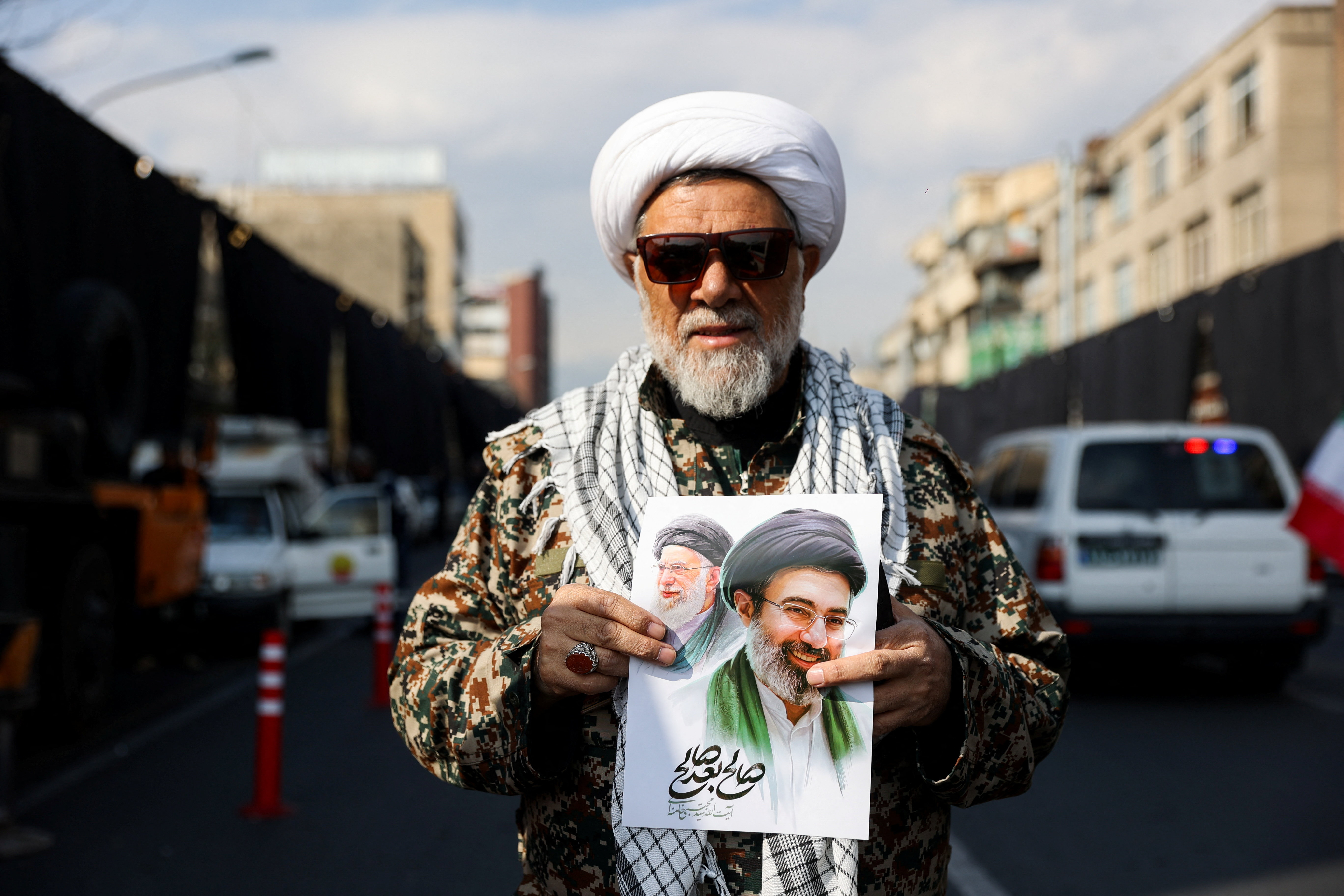 ইরানের নতুন নেতা মোজতবা খামেনির প্রতি সমর্থন জানাচ্ছেন দেশটির এক নাগরিক। ছবি: রয়টার্স