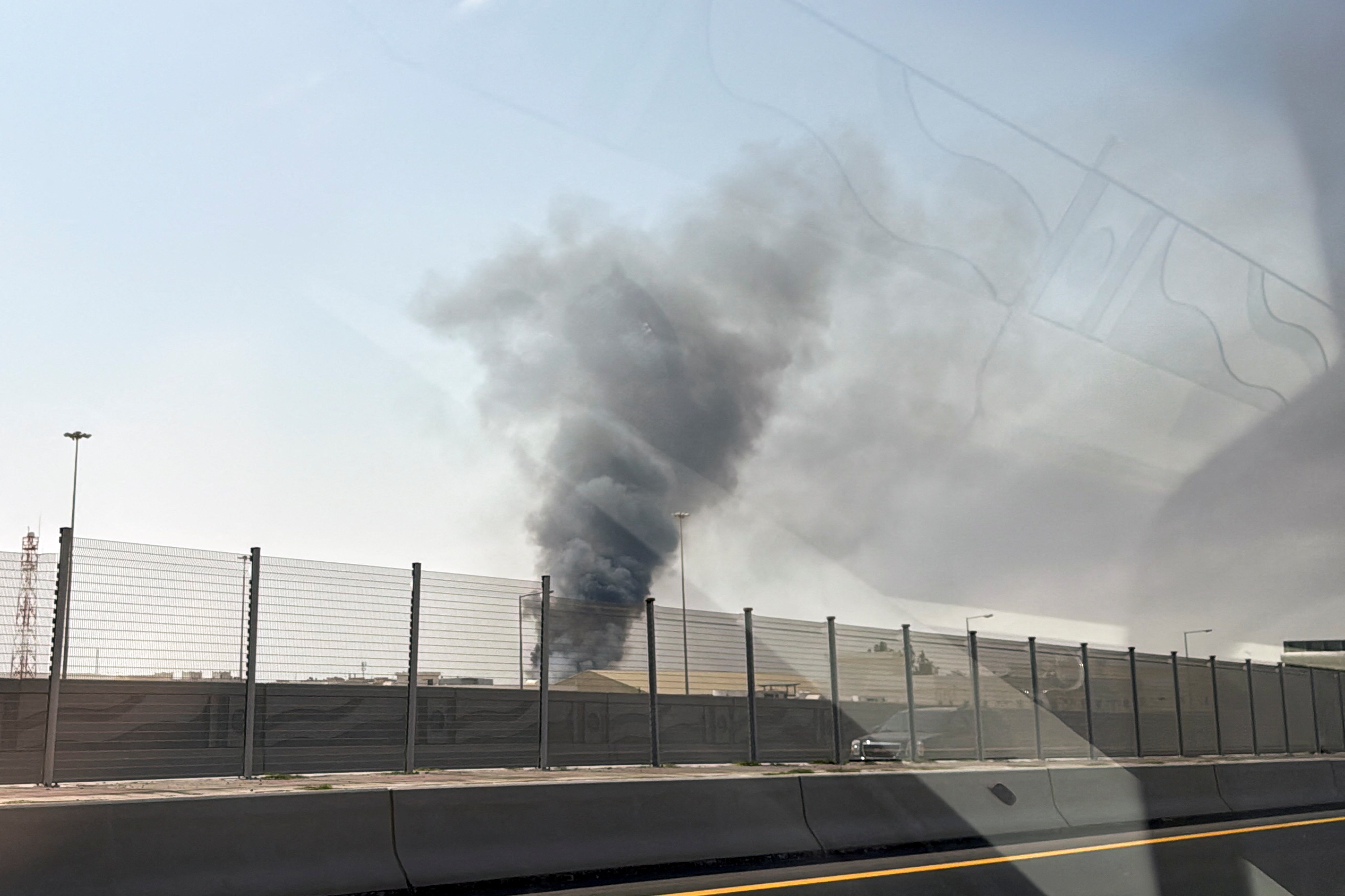 দোহায় ইরানের ক্ষেপণাস্ত্র হামলা। ছবি: রয়টার্স